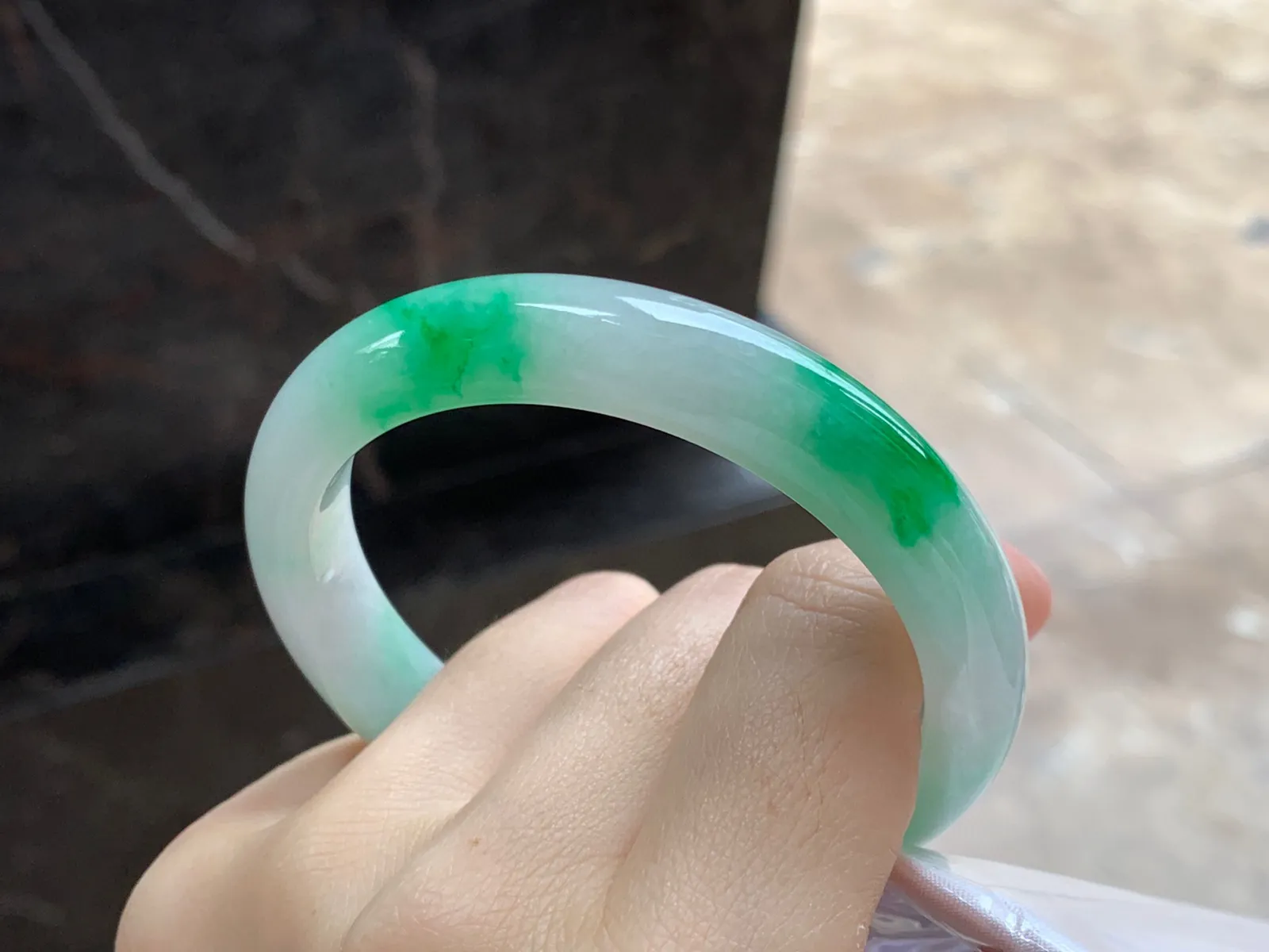 阳绿色手镯
尺寸：55.1-10.1-7.8mm
底子细腻白净～阳绿色点缀