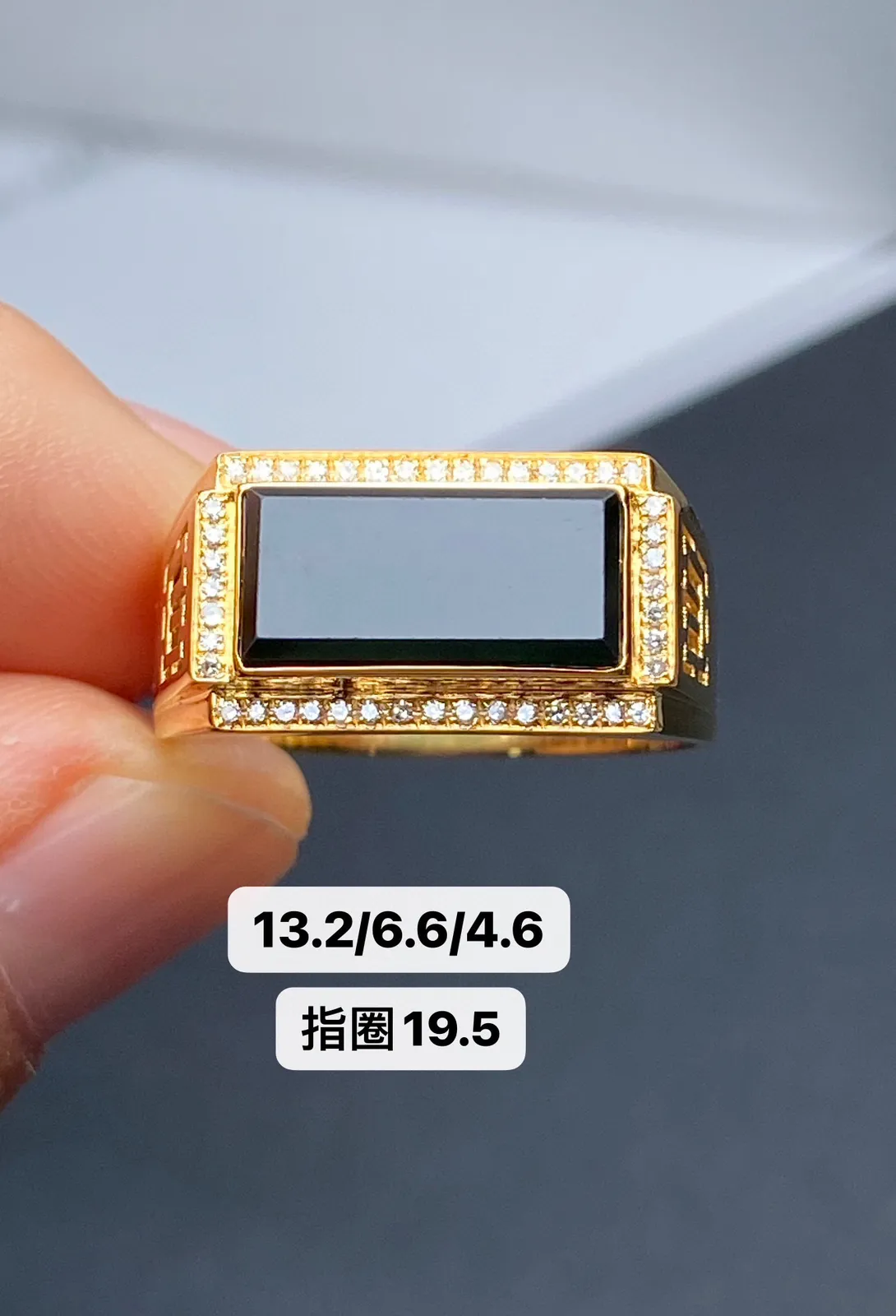 【墨翠戒指】
18k黄金 南非钻镶嵌 黑度好 灯打通透  品相饱满大气 尺寸13.2
