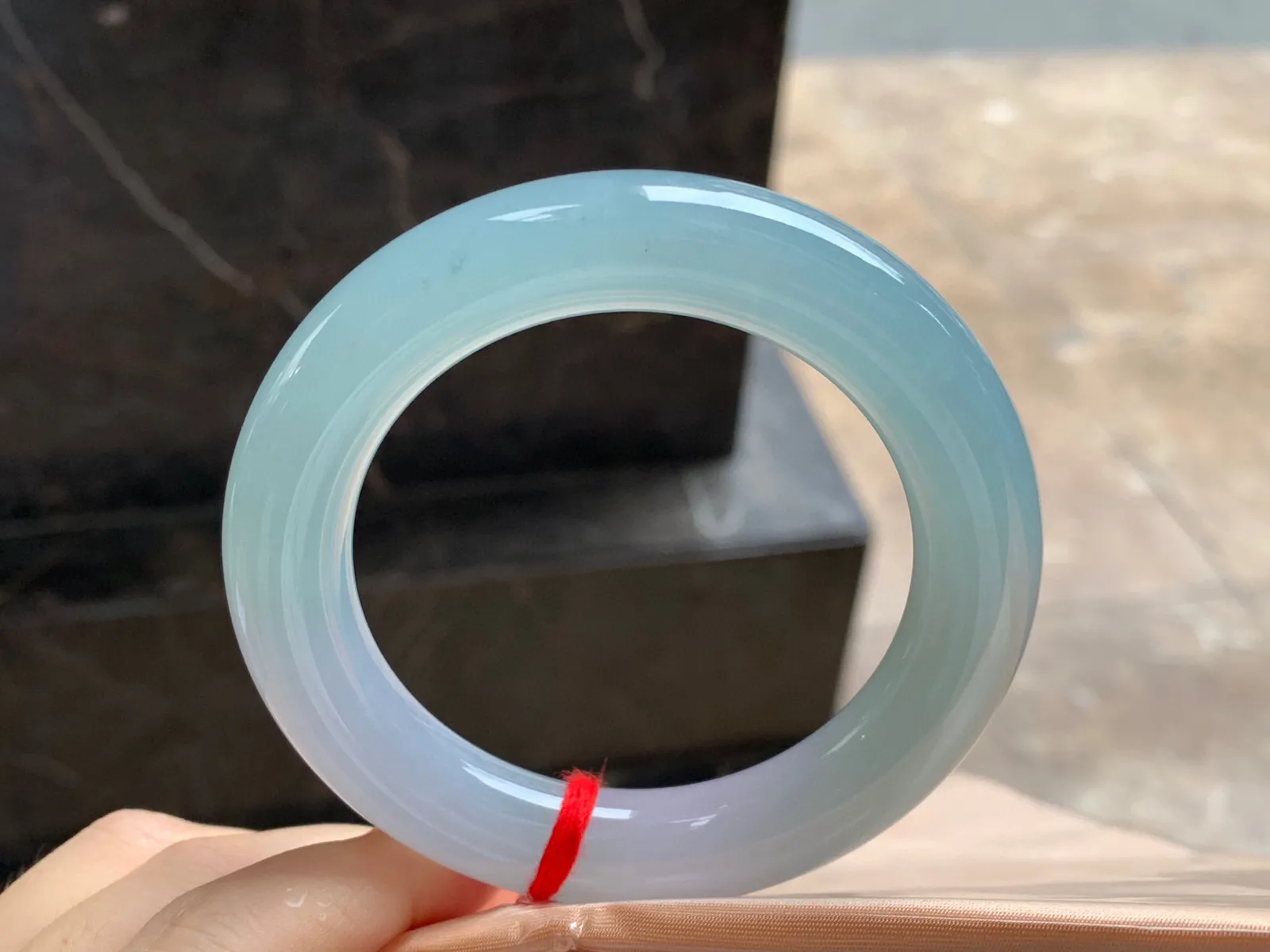 晴水圆条手镯
尺寸：55-12.3mm
种水好 纯纯的
