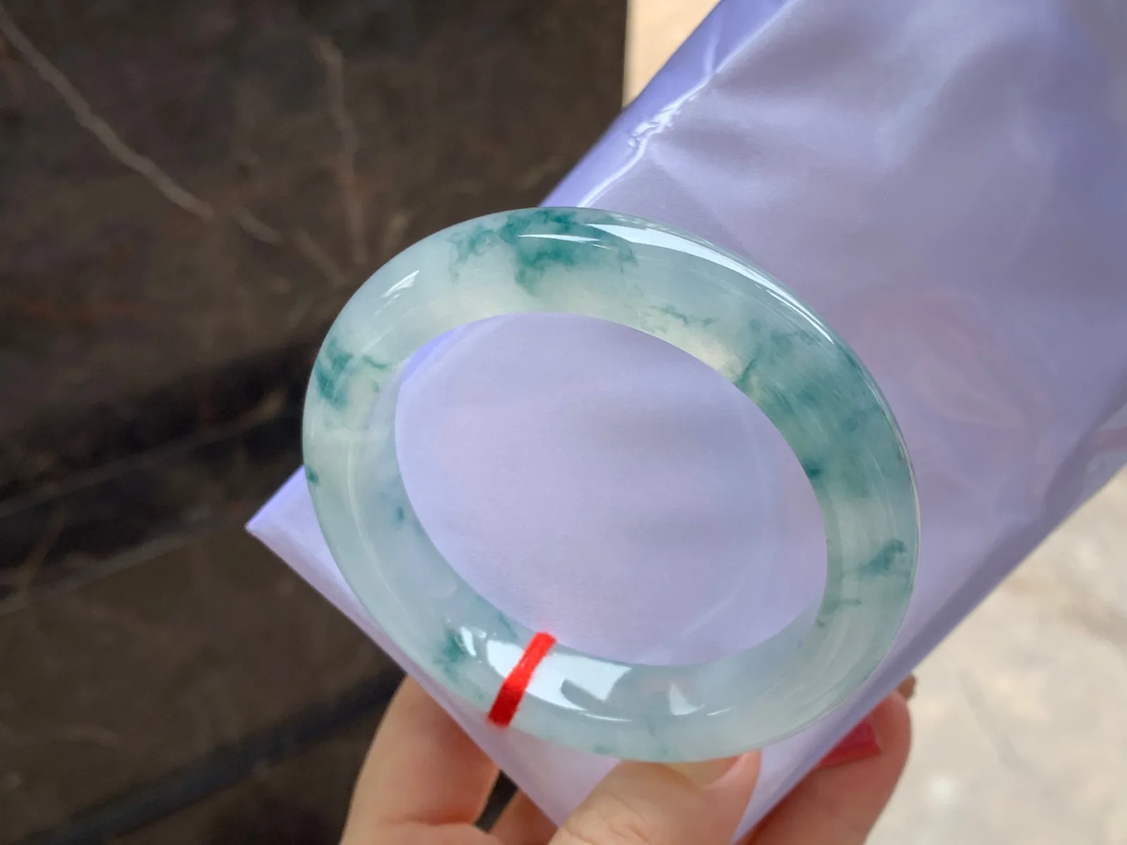 冰种飘花手镯
尺寸：56.4-12.2-9.3mm
冰味十足～飘花浓郁