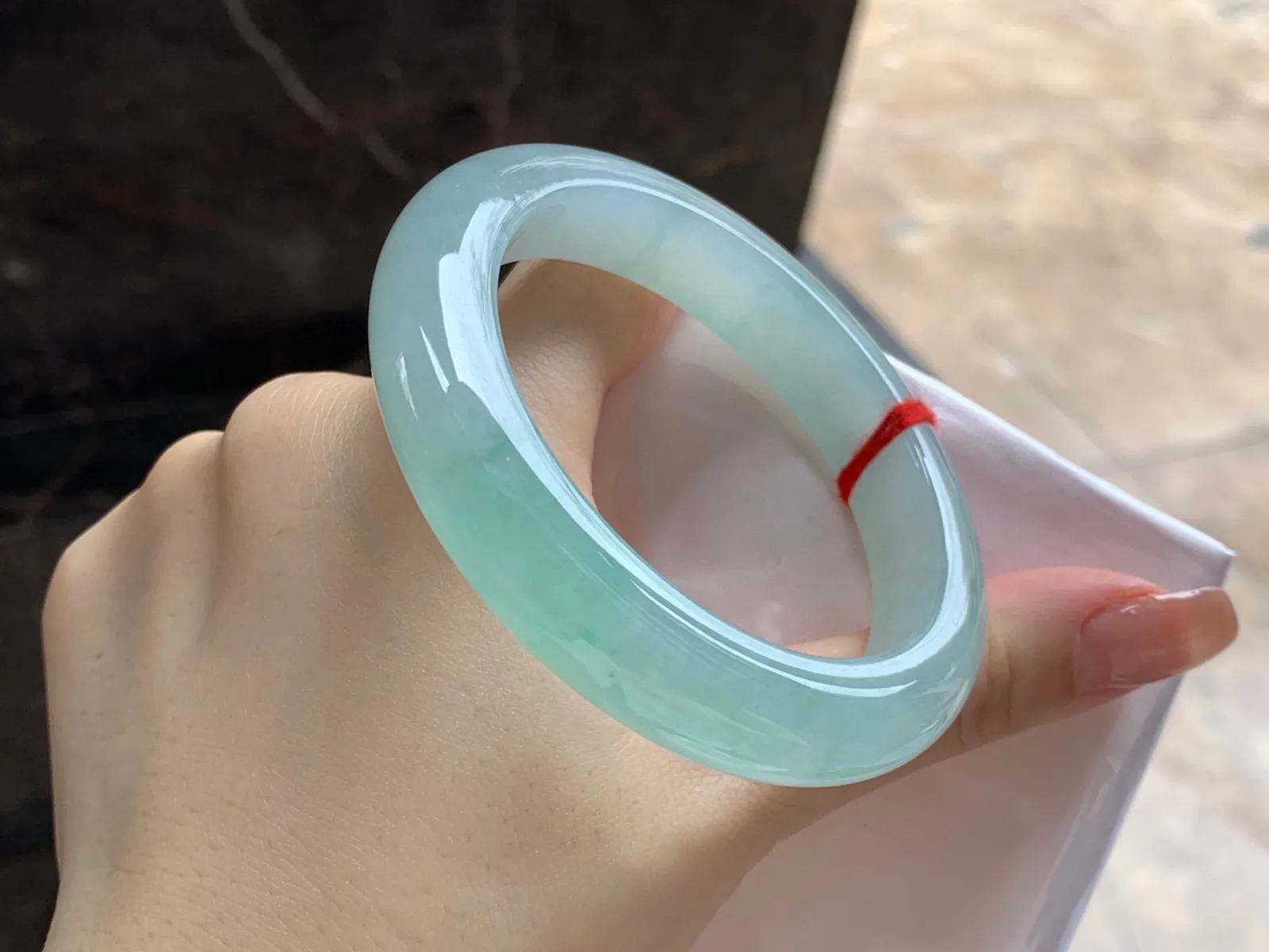 冰晴绿手镯
尺寸：55.6-12-9.5mm
种水好 条形厚实 甜甜的底色 气质