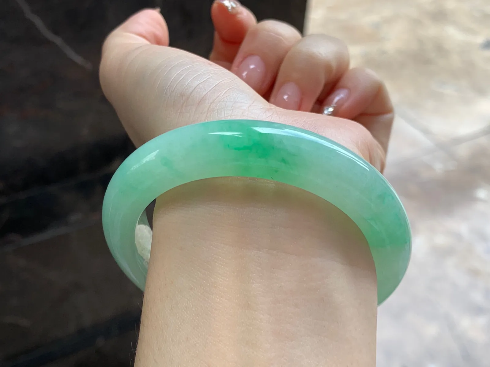 带色手镯
尺寸：56.6-12.2-10mm
肉质细腻干净～性价比高 上手漂亮