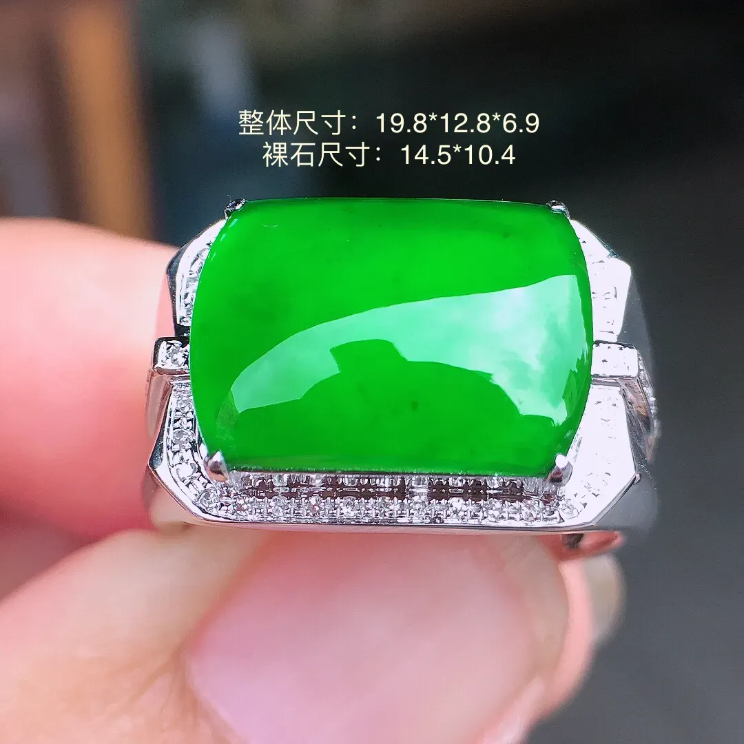 阳绿马鞍戒指，色泽均匀艳丽，玉质细腻，荧光感超
强，饱满水润，气质满满。18k
金豪华镶嵌