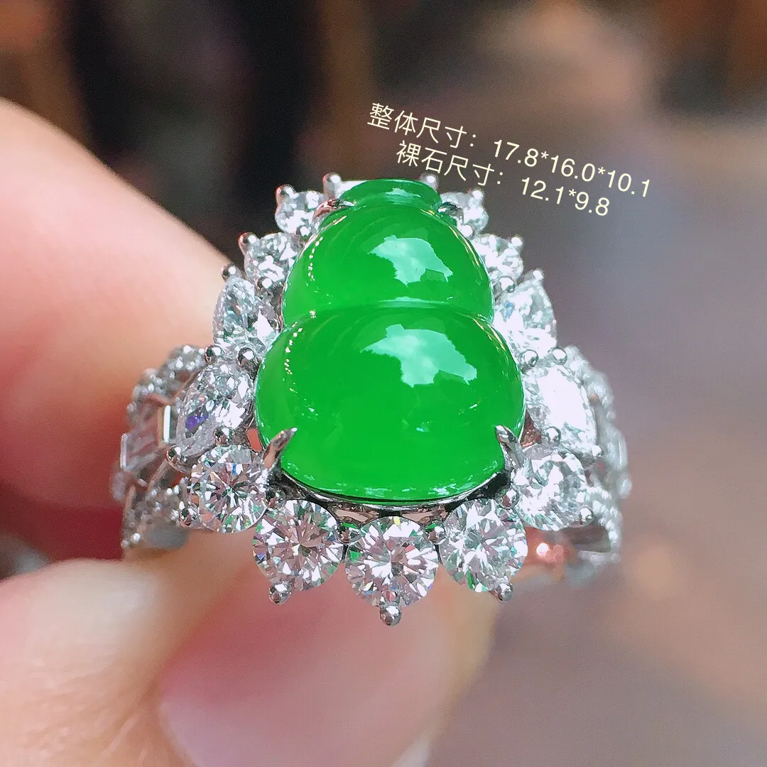 阳绿葫芦戒指，色泽均匀艳丽，玉质细腻，荧光感超
强，饱满水润，气质满满。18k
金豪华镶嵌