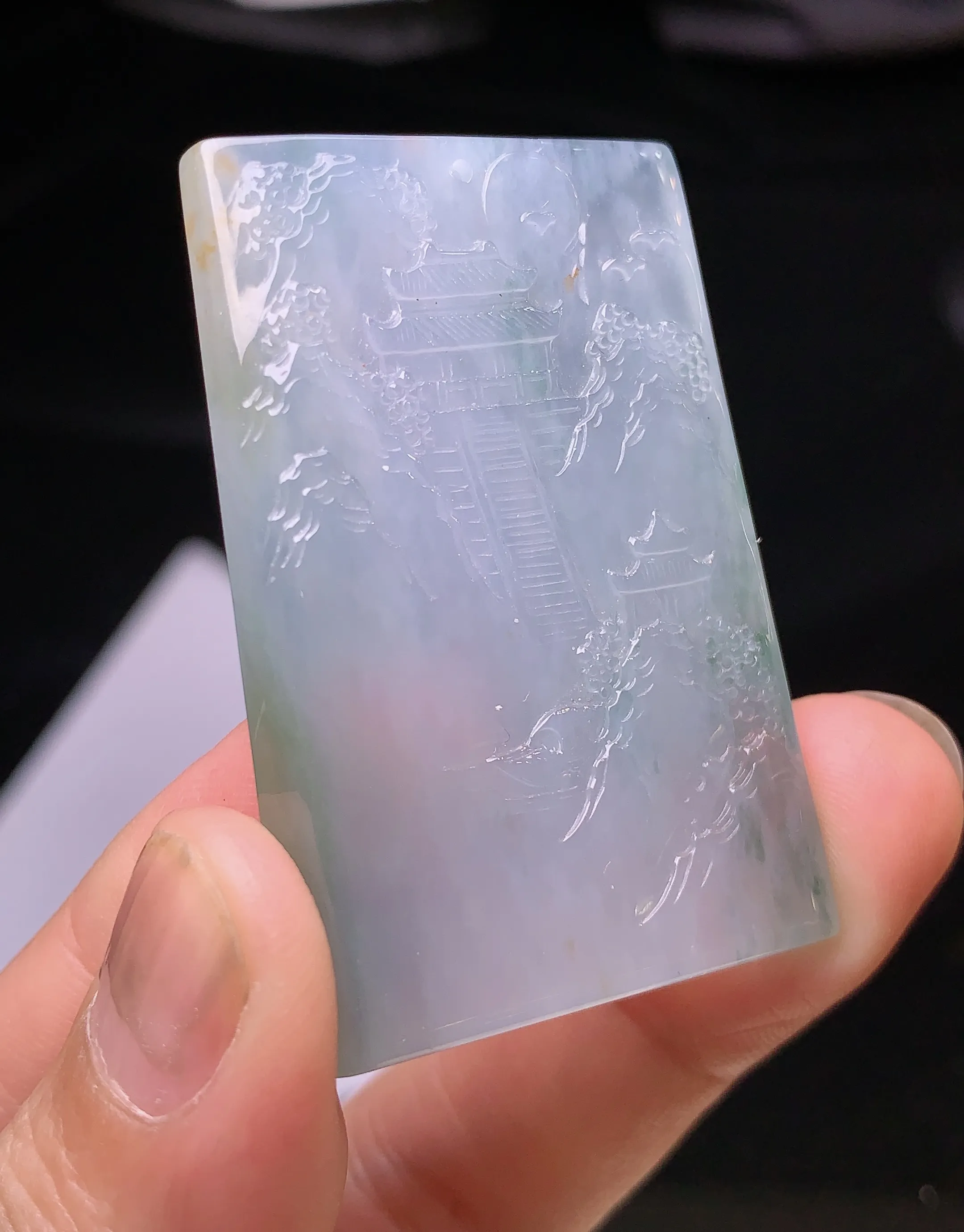 飘绿山水牌子吊坠 玉质细腻 色泽艳丽 整体尺寸46.1*32*5