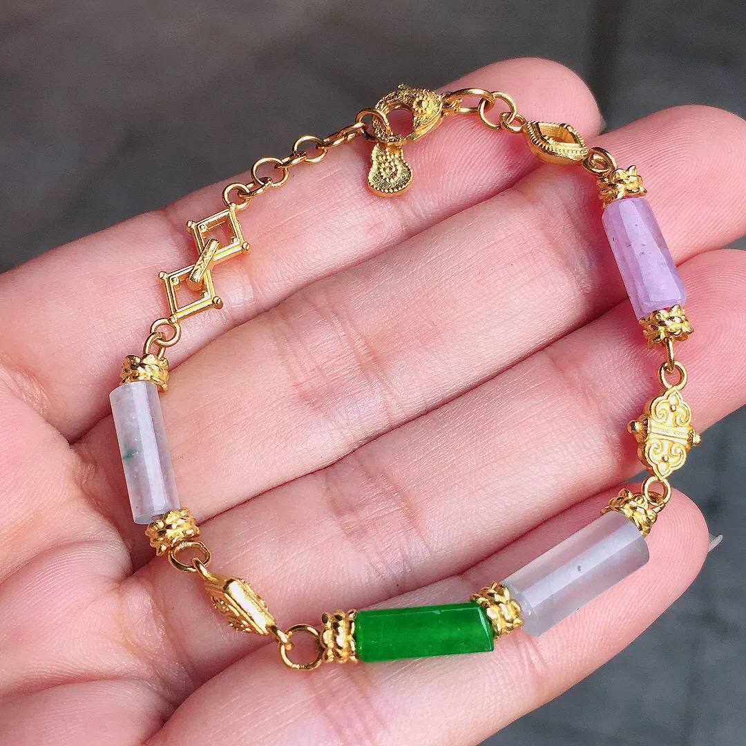 三彩特色手链，色泽均匀艳丽，玉质细腻，荧光感超
强，饱满水润，气质满满。18k
金豪华镶嵌