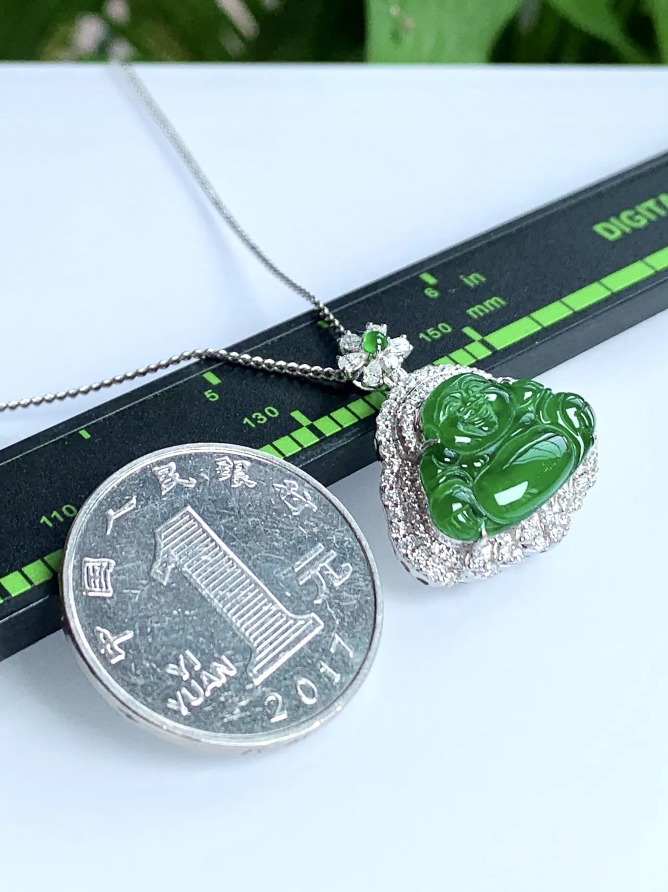天然翡翠A货，18K金豪华镶嵌高冰起光起胶满绿阳绿佛公吊坠挂件，尺寸：整体24.2/23.5/7mm，祼石18.5/12.5mm重量：3.05g。