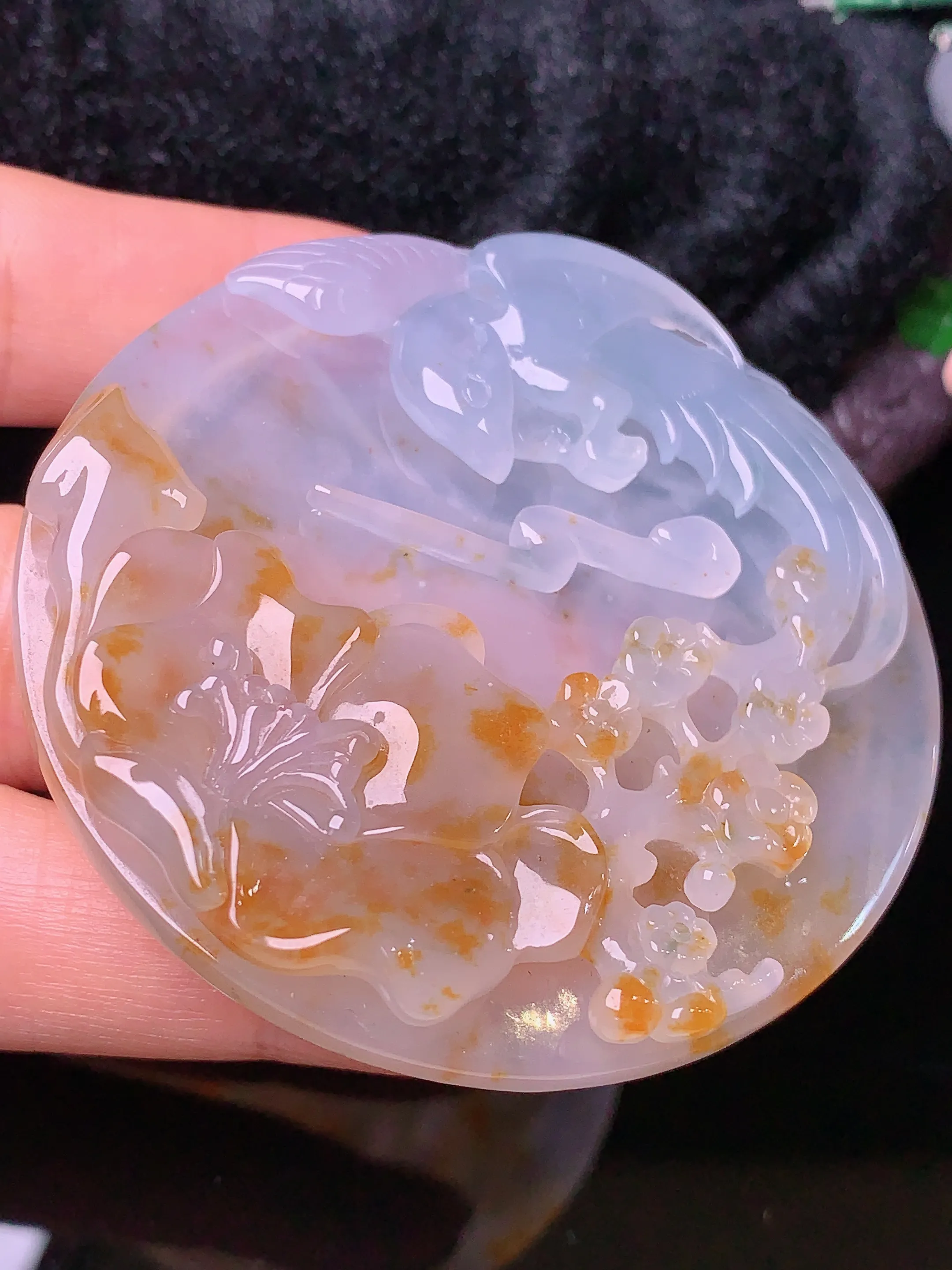 飘红翡梅花牌吊坠 玉质细腻 色泽艳丽清新 整体尺寸85*8.5