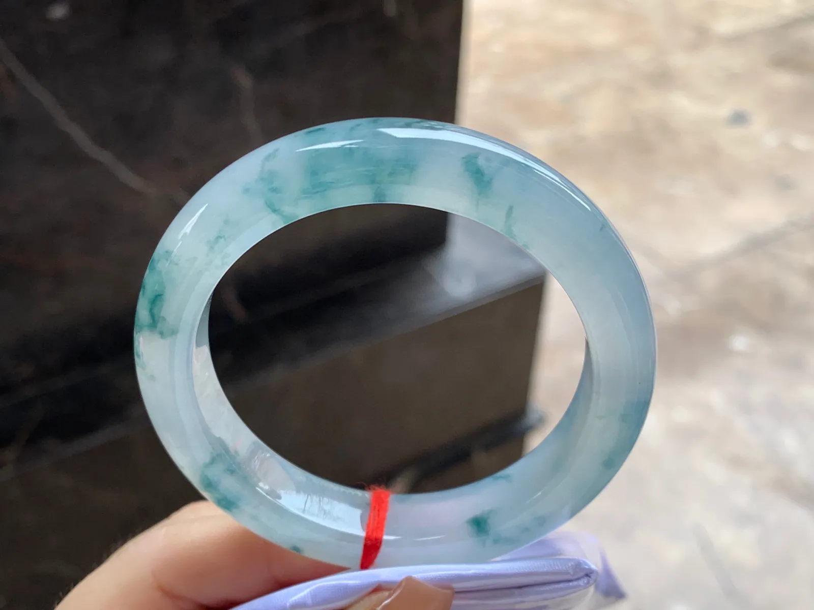 冰种飘花手镯
尺寸：56.4-12.2-9.3mm
冰味十足～飘花浓郁