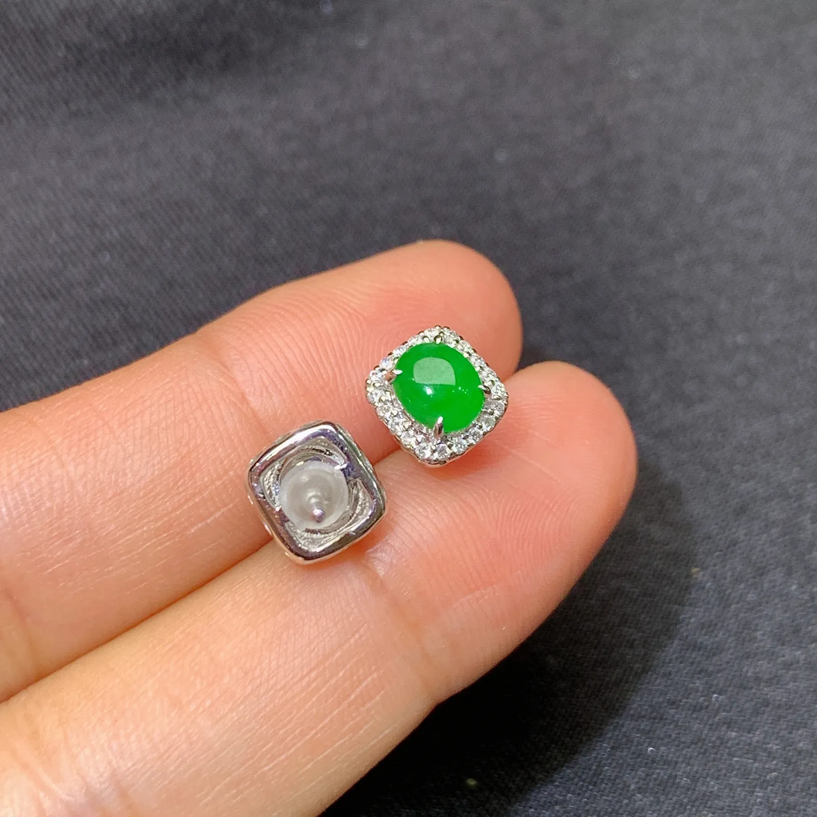 阳绿蛋面耳钉，18k金镶嵌，款式精美，冰润色阳，种水足 尺寸5.3*4.3*2