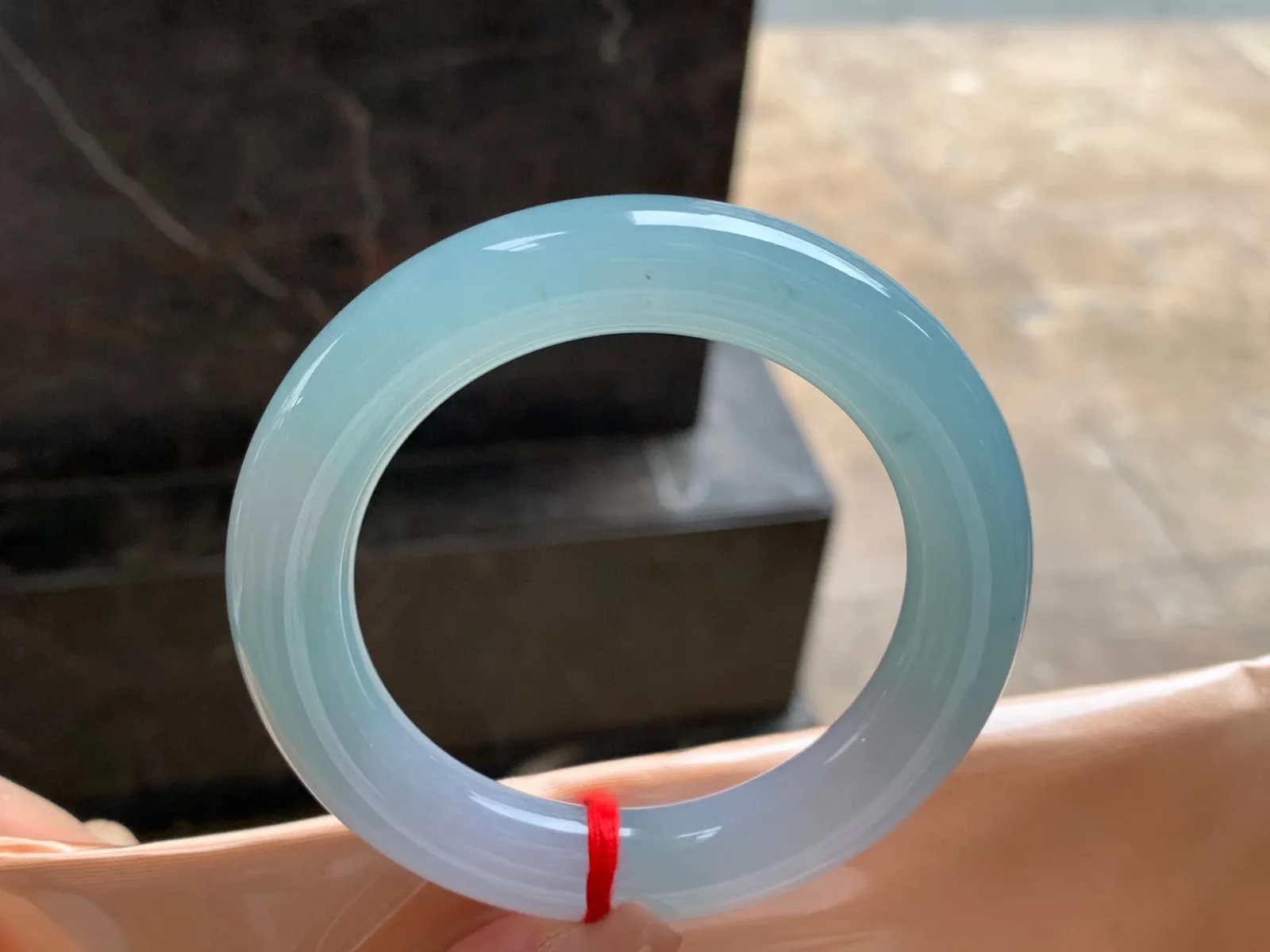 晴水圆条手镯
尺寸：55-12.3mm
种水好 纯纯的