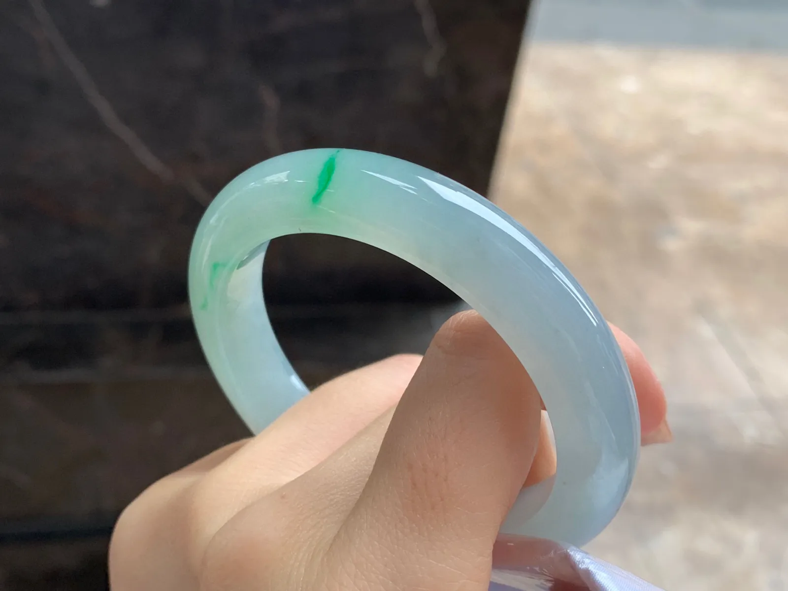 阳绿色手镯
尺寸：55.6-11.3-9.6mm
有种有色～上手好看
