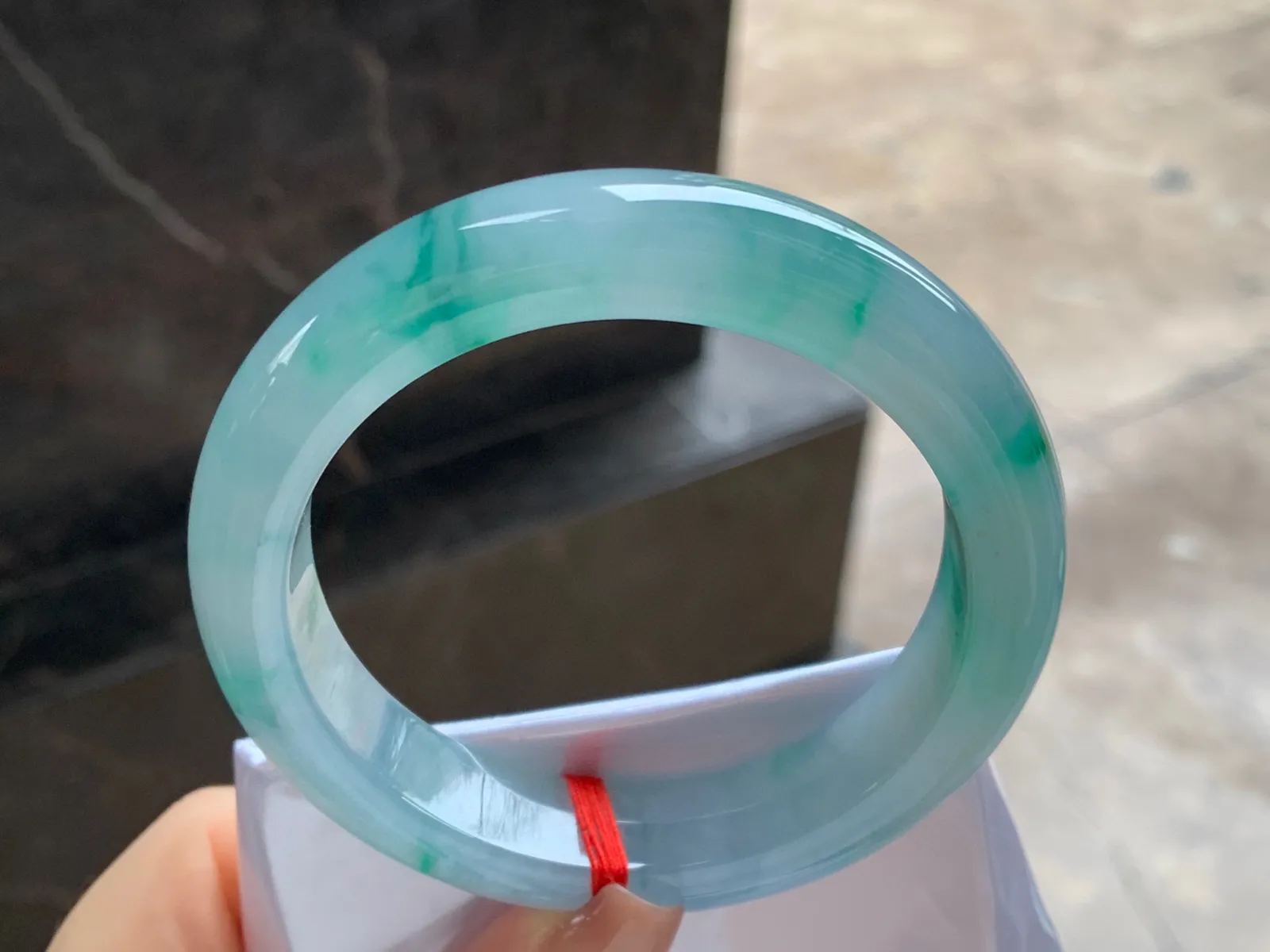 冰飘绿手镯
尺寸：58.5-13.2-9.2mm
有种有色～版型优秀 实物好看