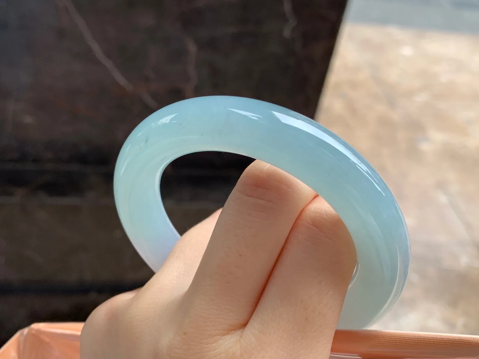 晴水圆条手镯
尺寸：55-12.3mm
种水好 纯纯的