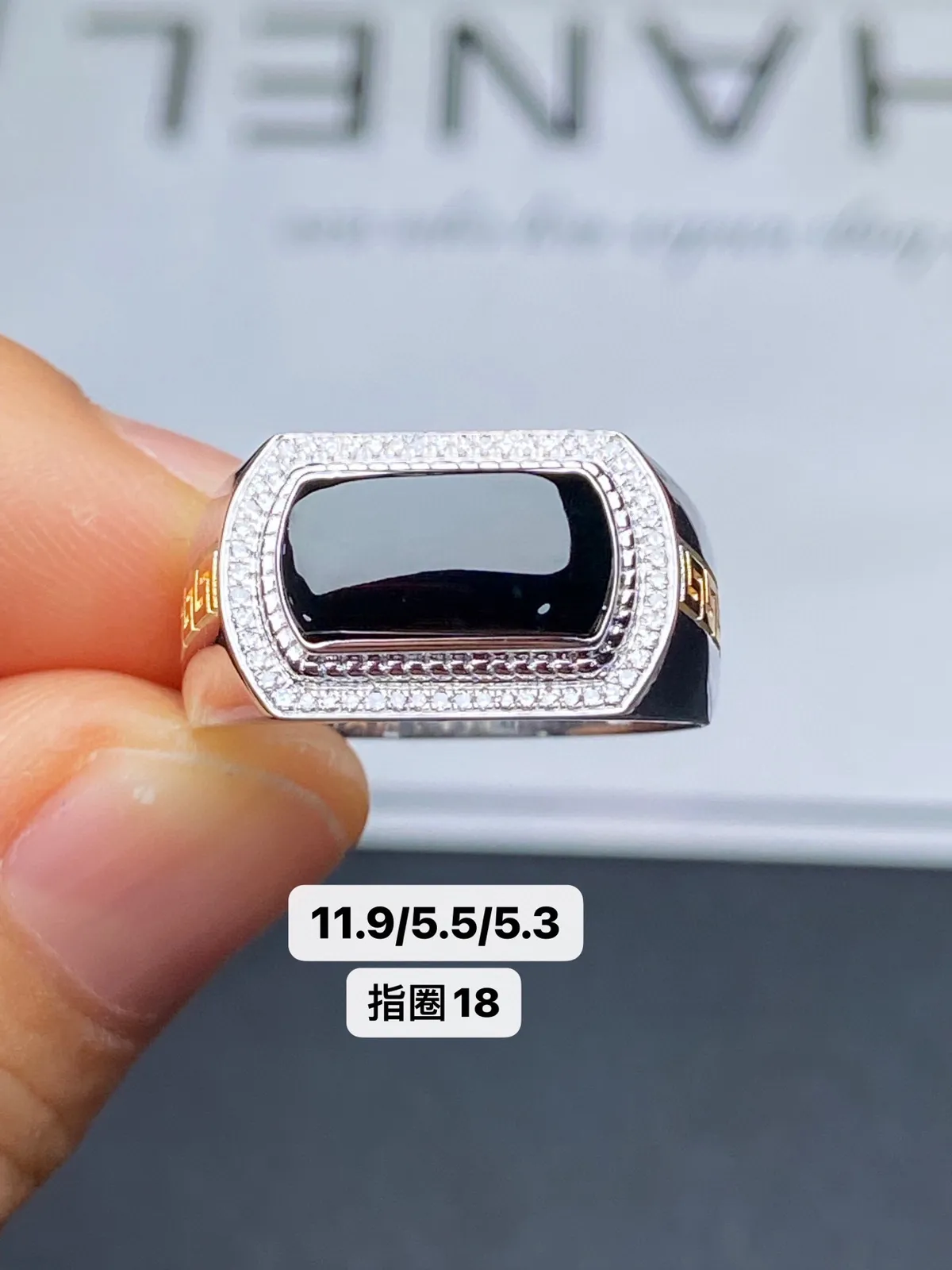 【墨翠戒指】
18k白金 南非钻镶嵌 黑度油黑 灯打通透  尺寸11.9