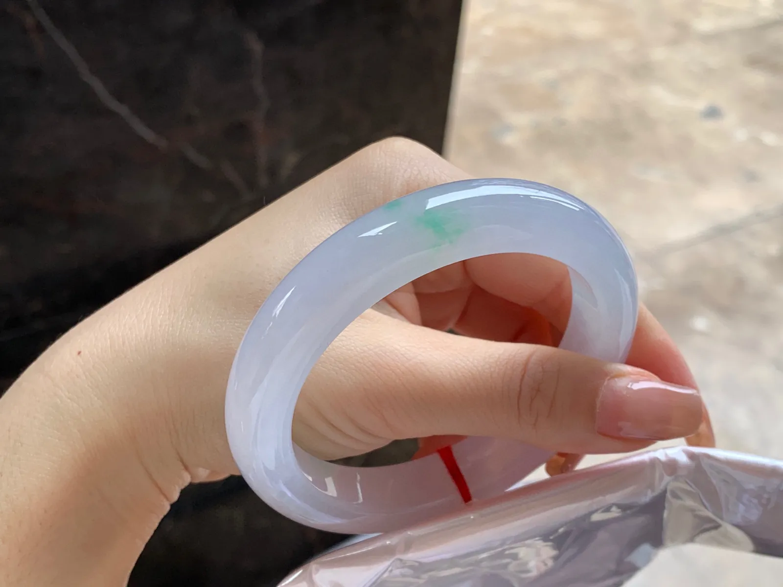 冰种春带彩手镯
尺寸：58.2-12.1-9.6mm
种水好 很美丽的料子仙仙儿的
