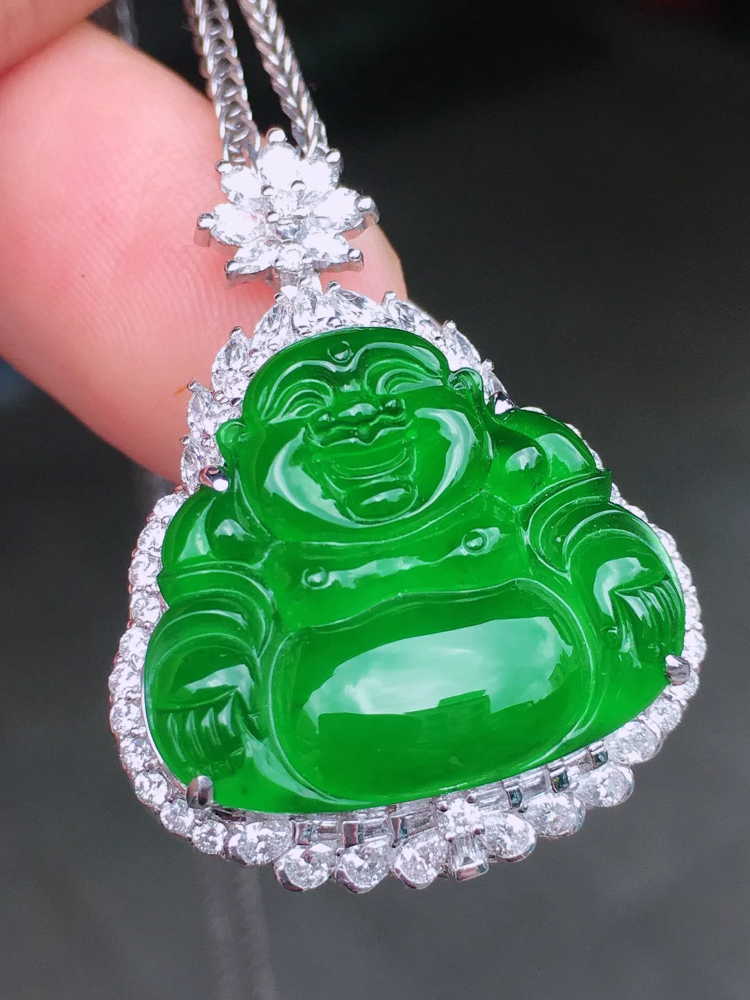 满绿佛公吊坠，色泽均匀浓郁，玉质细腻，荧光感超
强，饱满水润，气质满满。18k
金豪华镶嵌