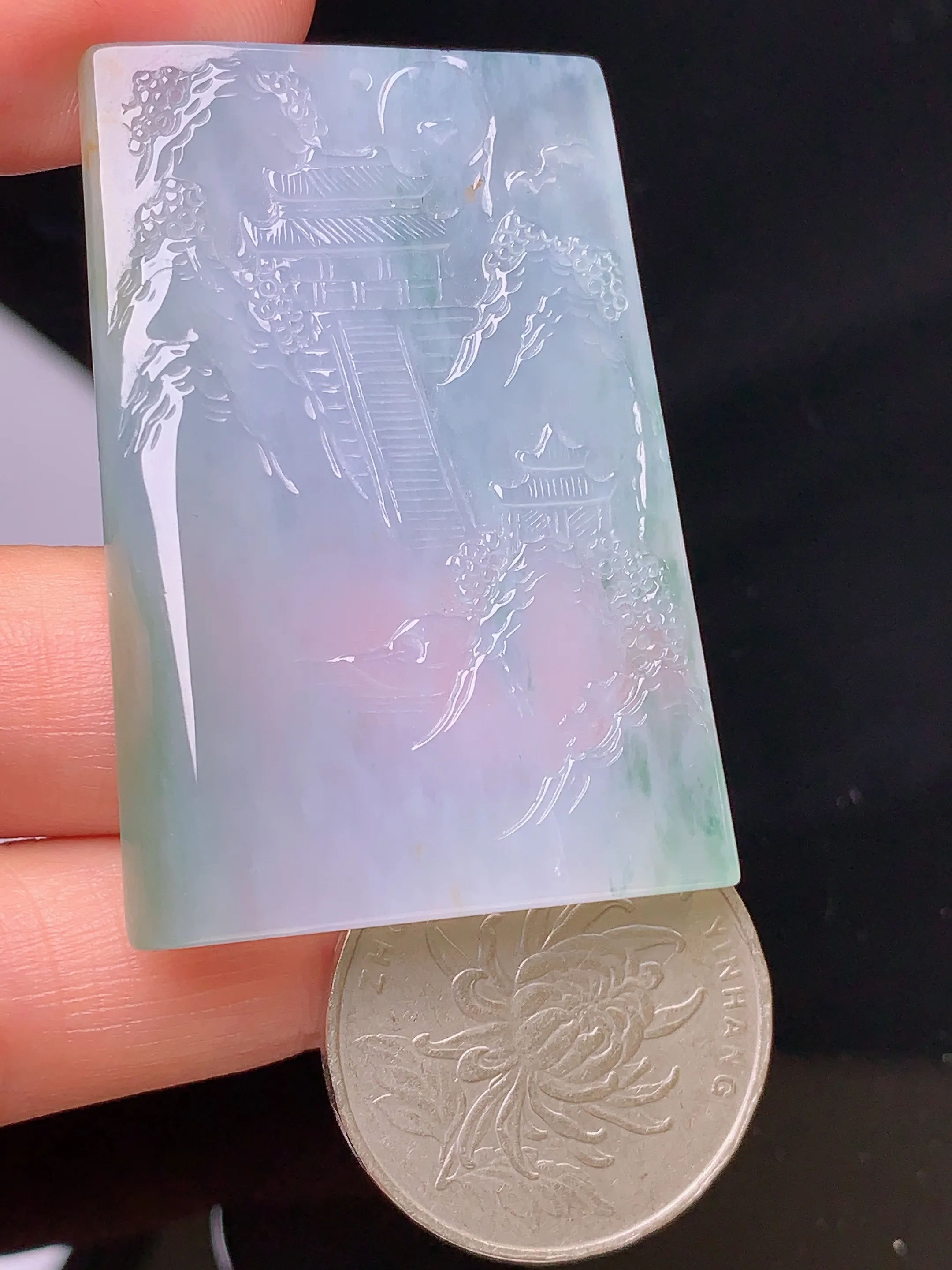 飘绿山水牌子吊坠 玉质细腻 色泽艳丽 整体尺寸46.1*32*5