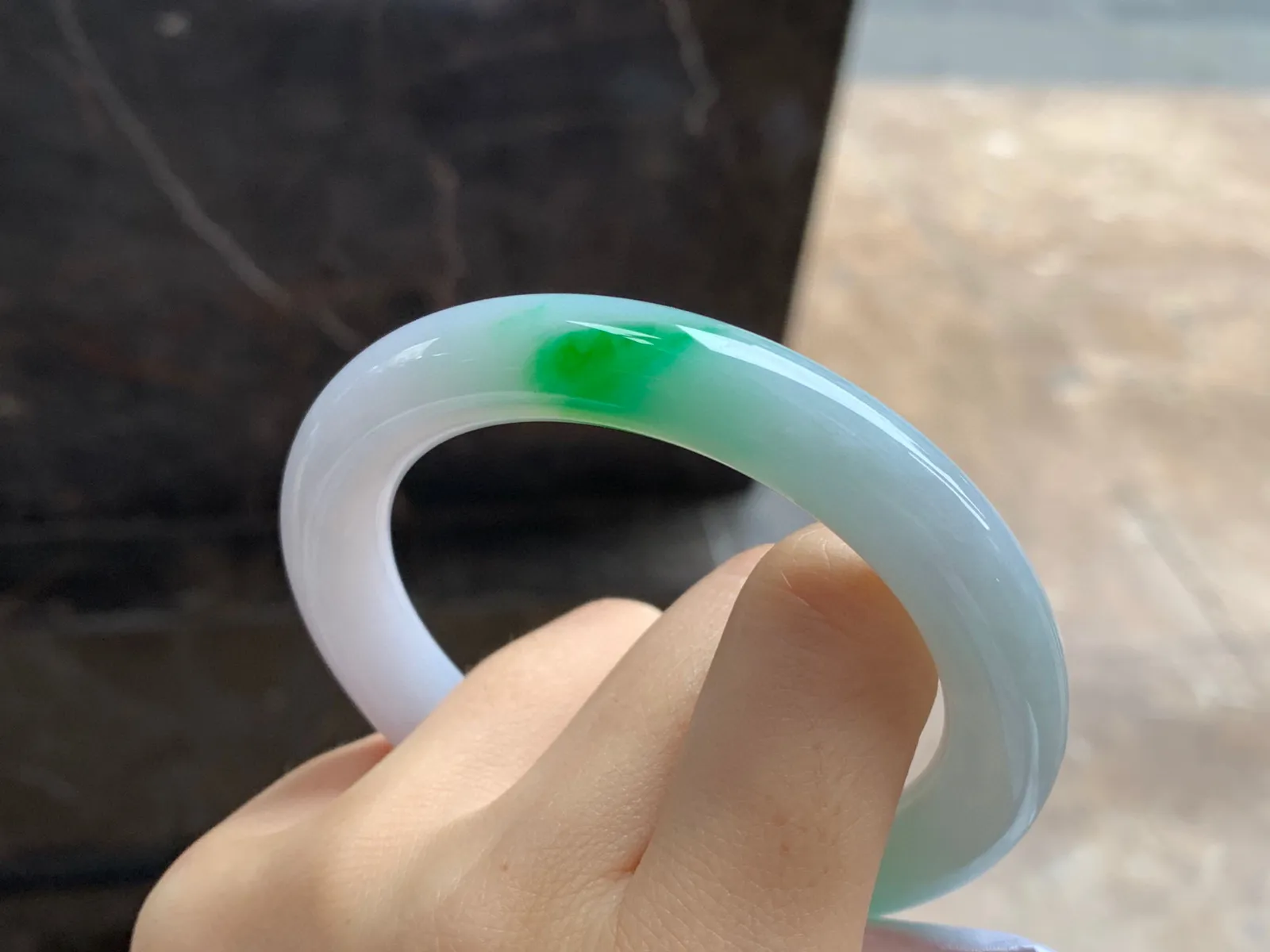 阳绿色圆条手镯
尺寸：55-10mm
底子细腻干净～绿色点缀
