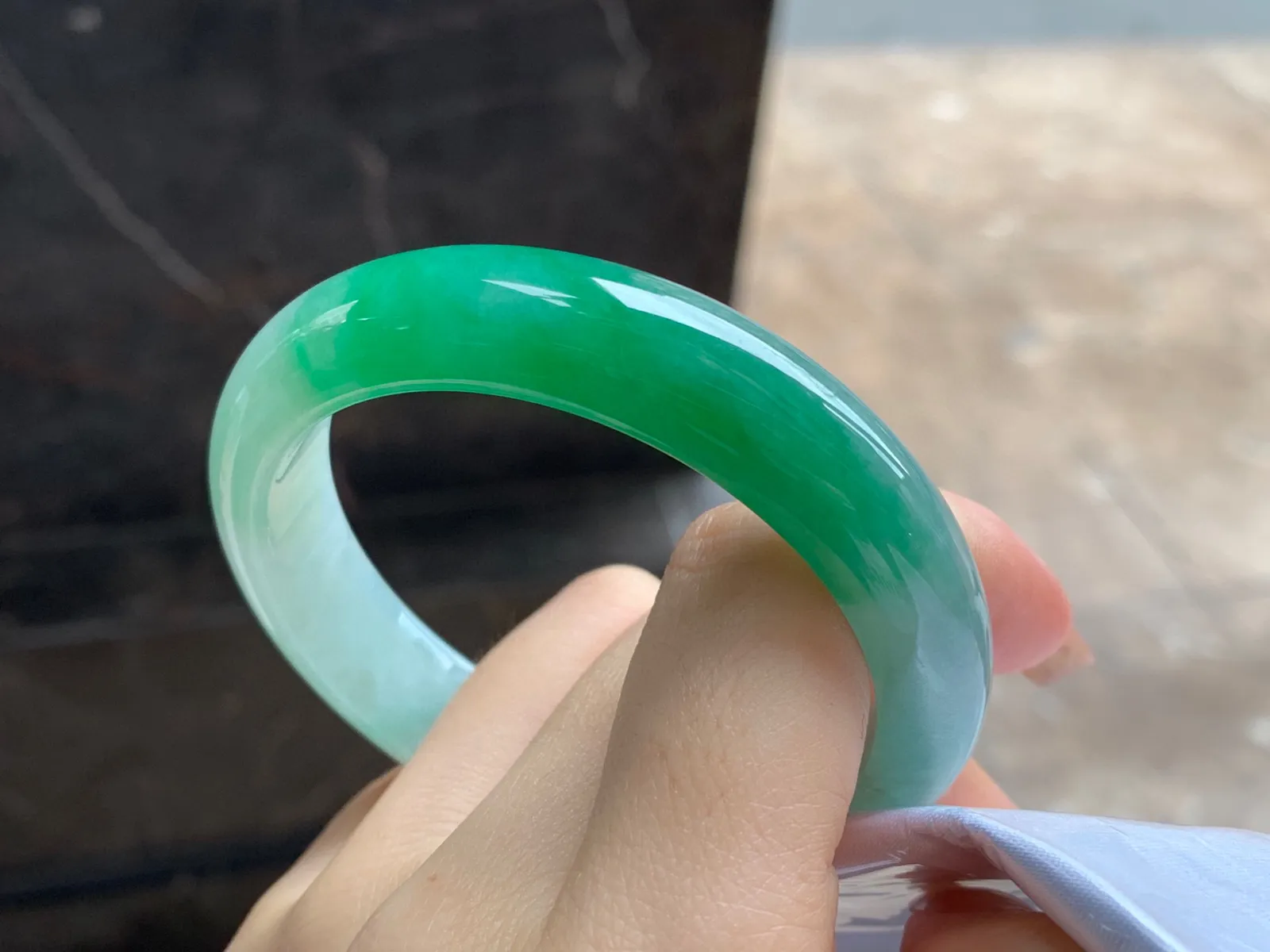 辣绿色手镯
尺寸：55-12.3-8.3mm
肉质细腻干净～一段绿色浓郁漂亮
