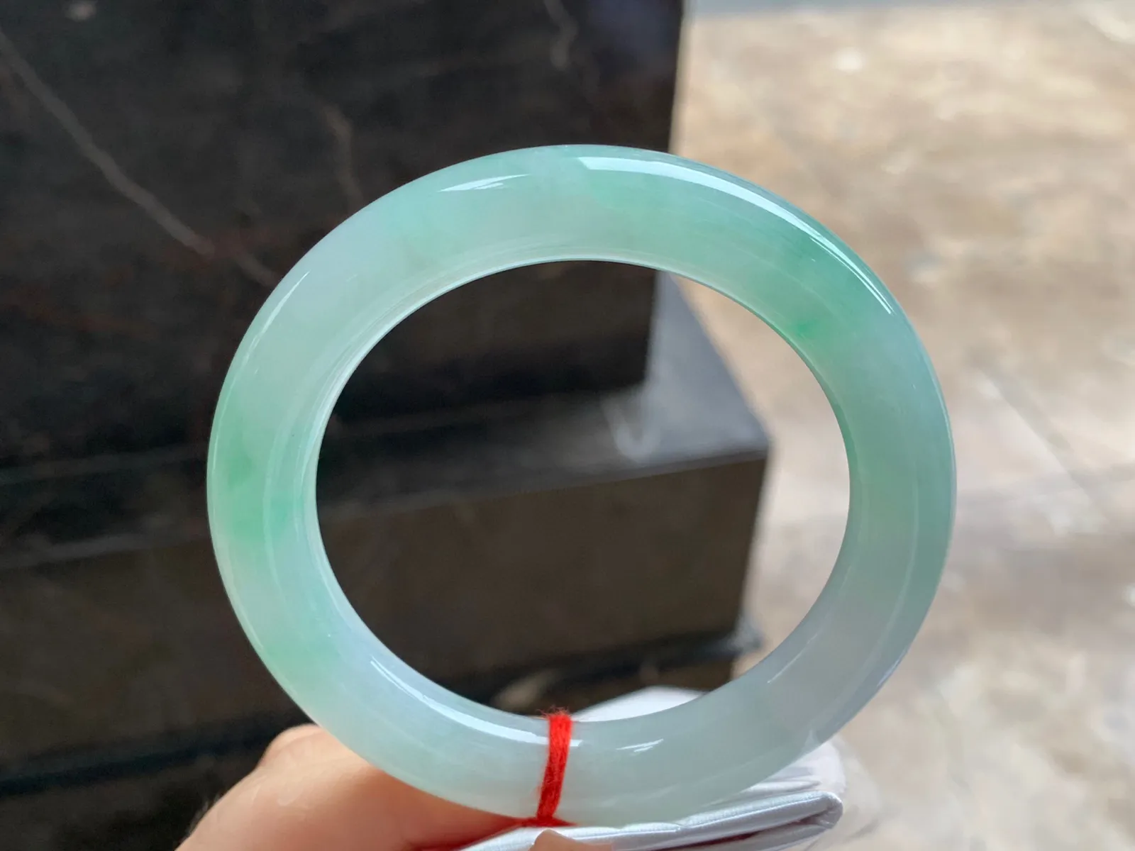 带色圆条手镯
尺寸：59.2-11.5mm
有种有色～甜甜的料子