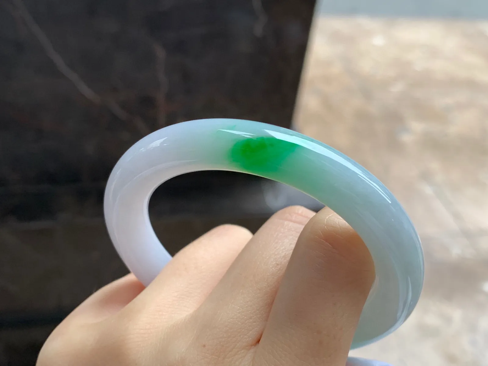阳绿色圆条手镯
尺寸：55-10mm
底子细腻干净～绿色点缀