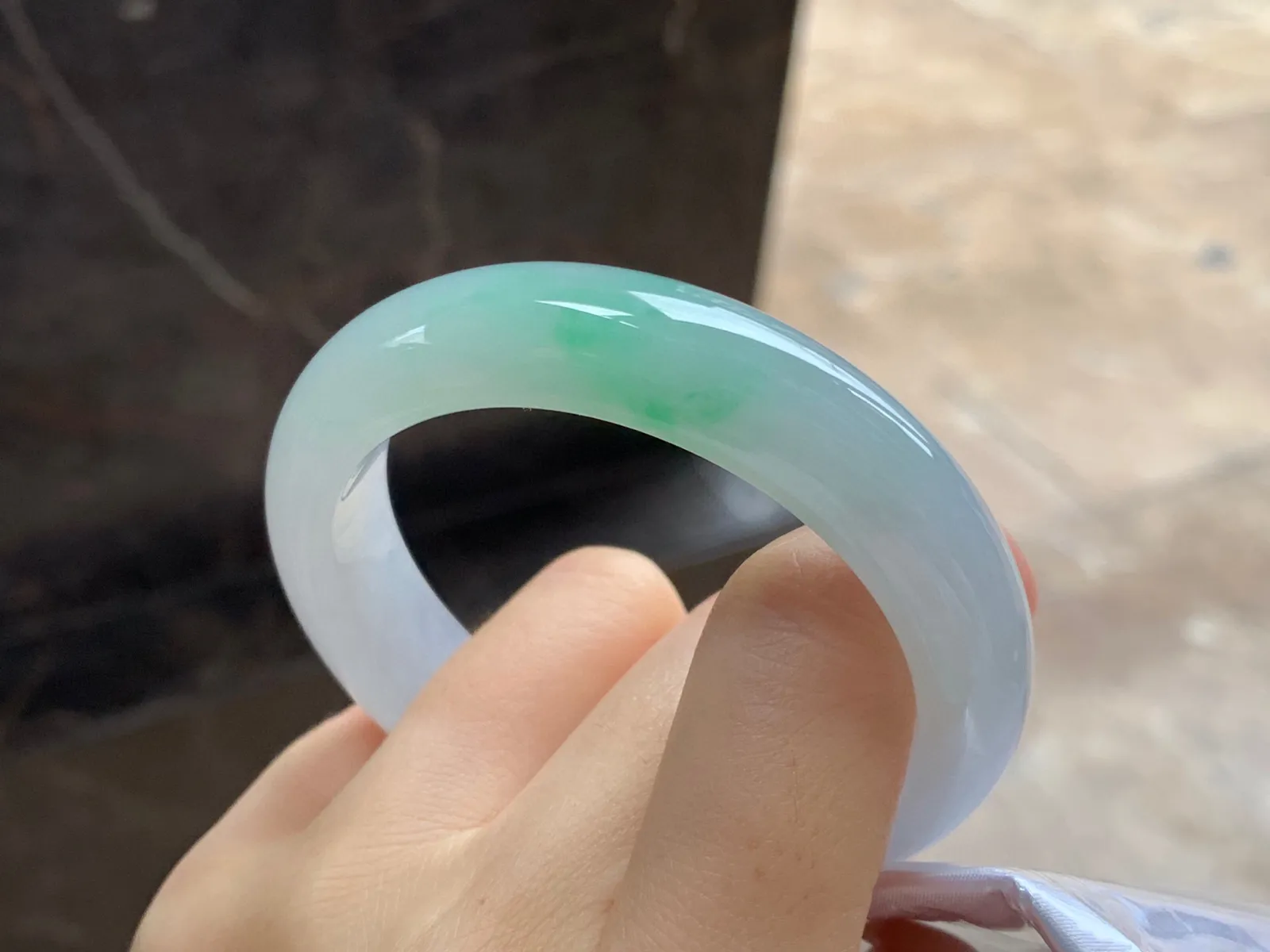 带色手镯
尺寸：51.9-12.8-8.2mm
底子细腻有种水～绿色点缀