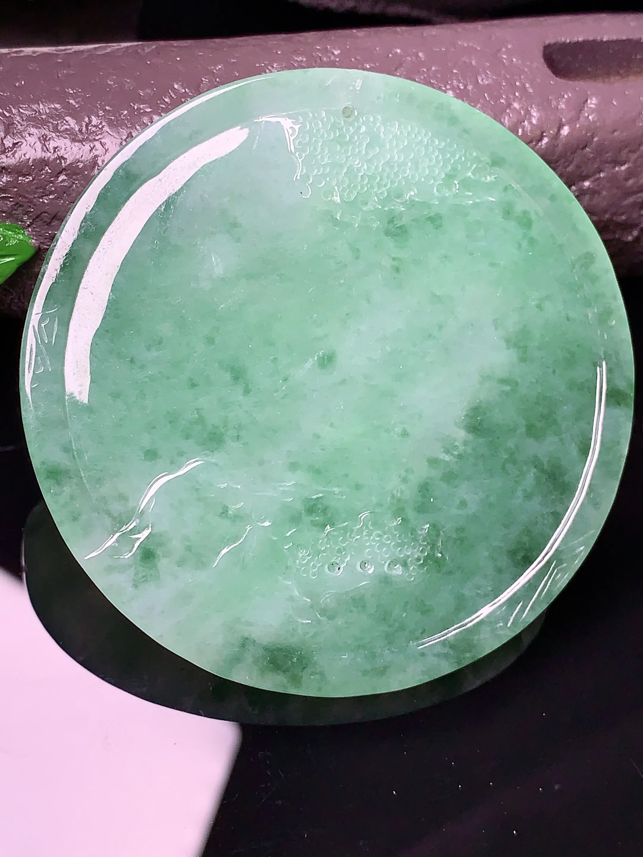 飘绿山水牌吊坠 玉质细腻 色泽艳丽 整体尺寸55*5.6