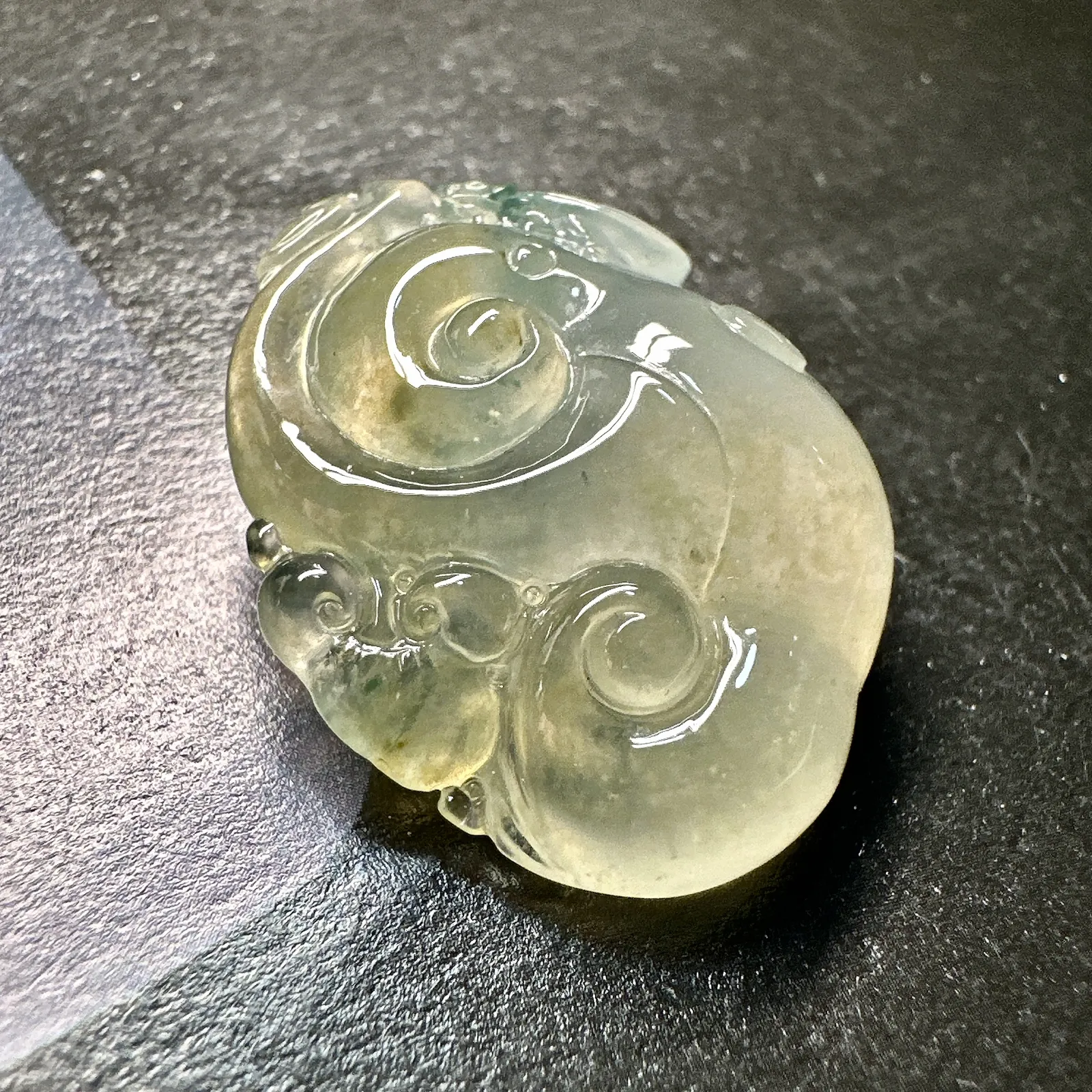 【冰种黄翡如意】质地细腻，冰度很足，饱满度很好，上面雕刻一鸣惊人