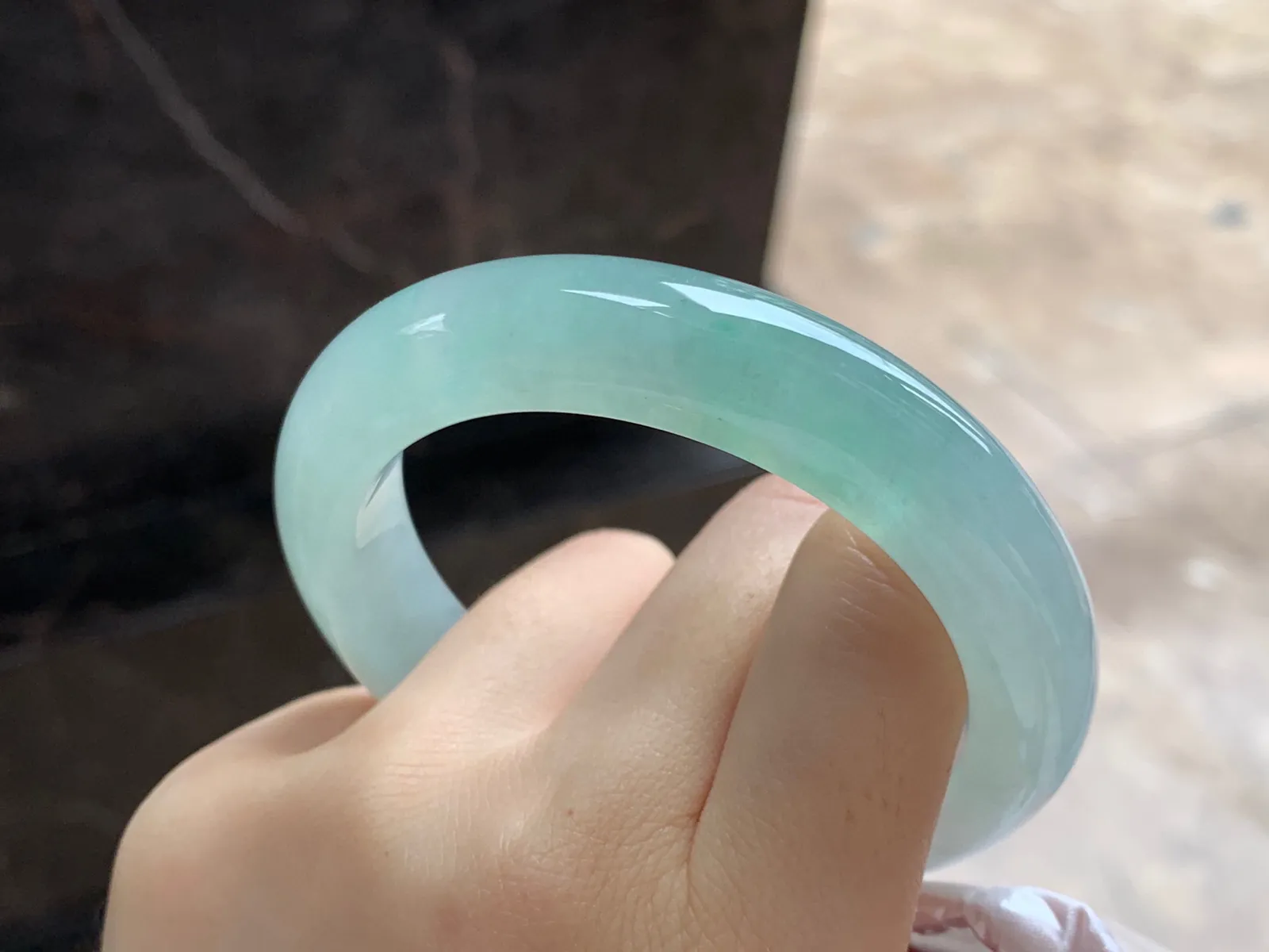 冰晴绿手镯
尺寸：55.6-12-9.5mm
种水好 条形厚实 甜甜的底色 气质
