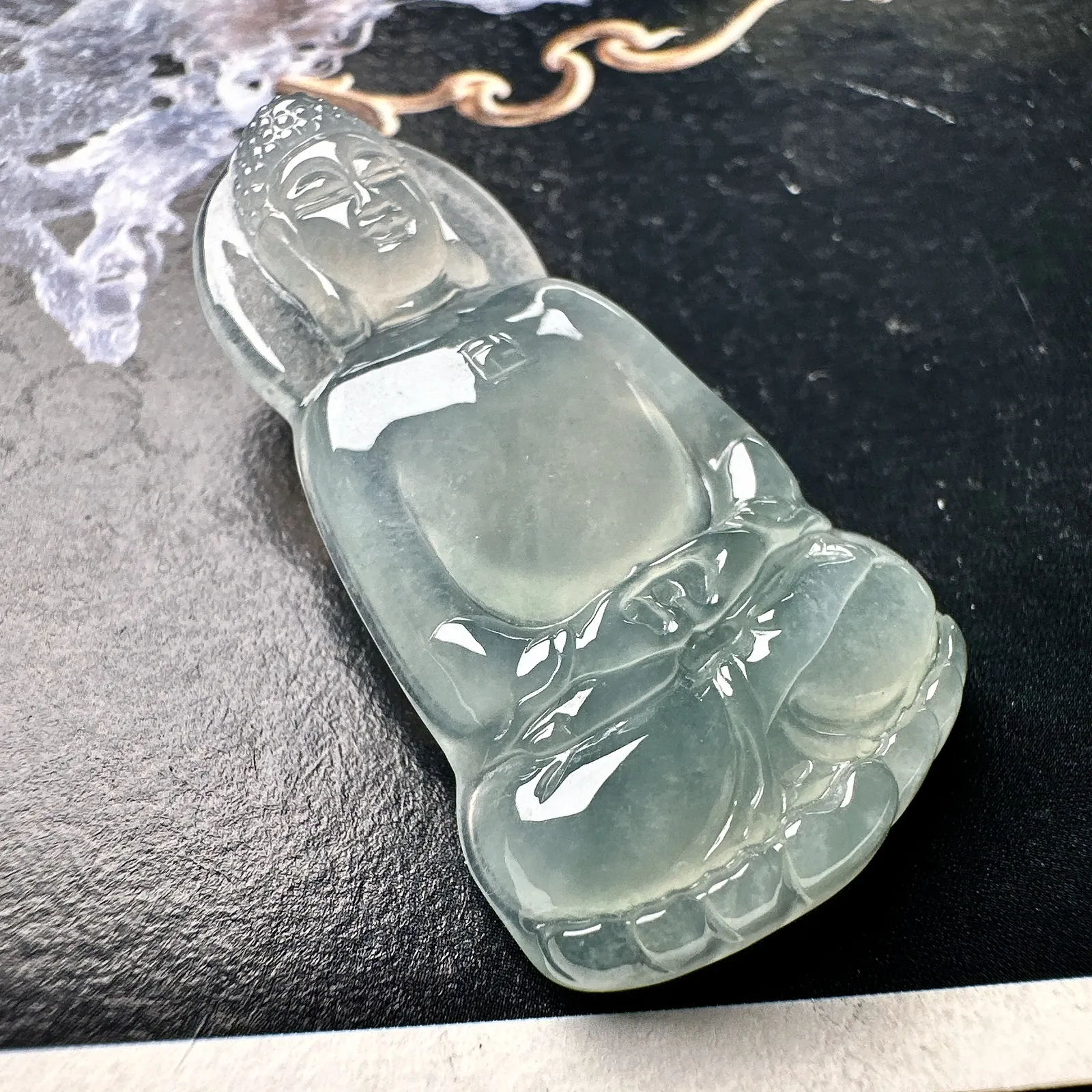 【冰种大日如来佛】质地细腻，通透度上佳，冰感十足。