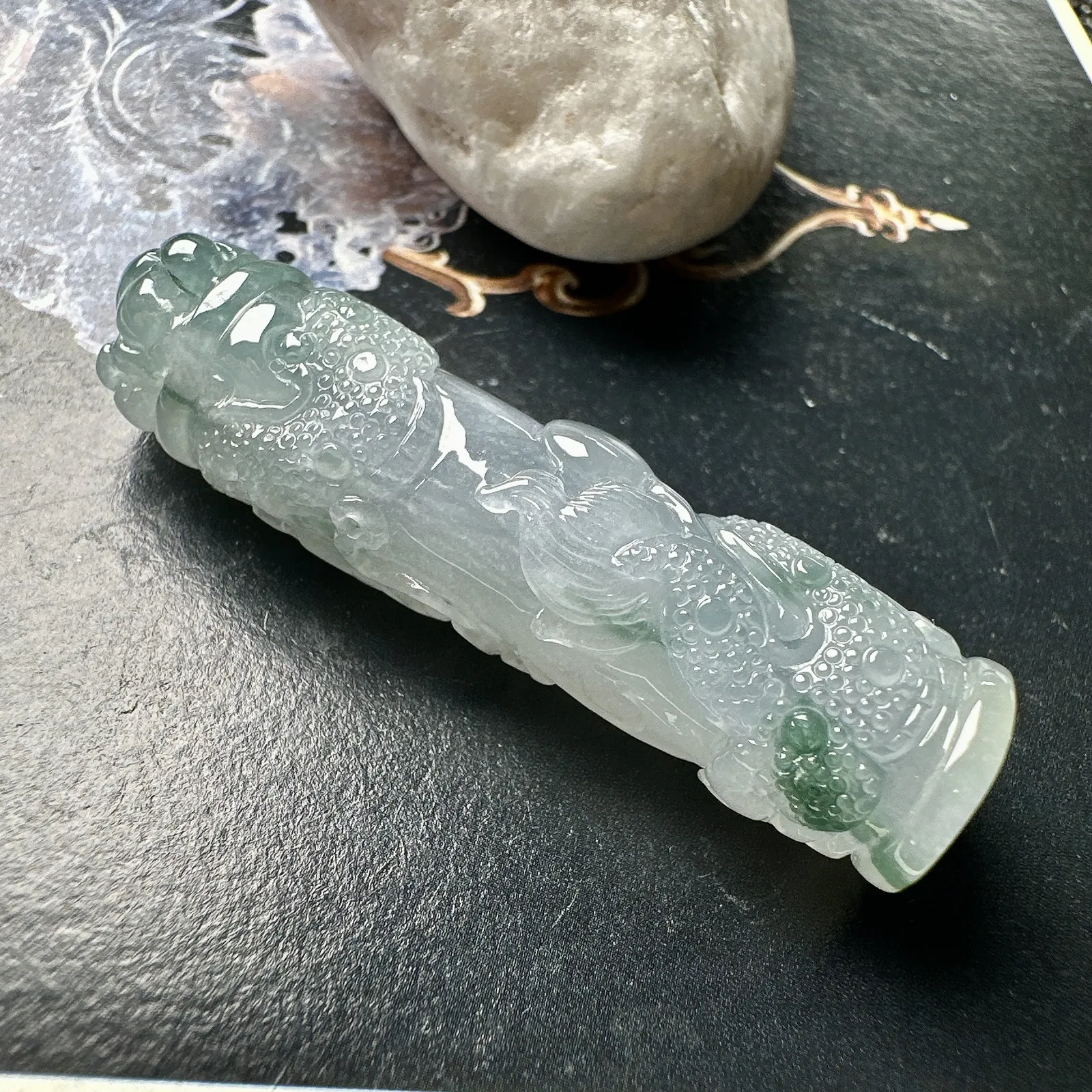【冰糯飘花龙柱】很少见的题材，巧雕龙头，颇有特色。细节雕刻到位，推荐入手
