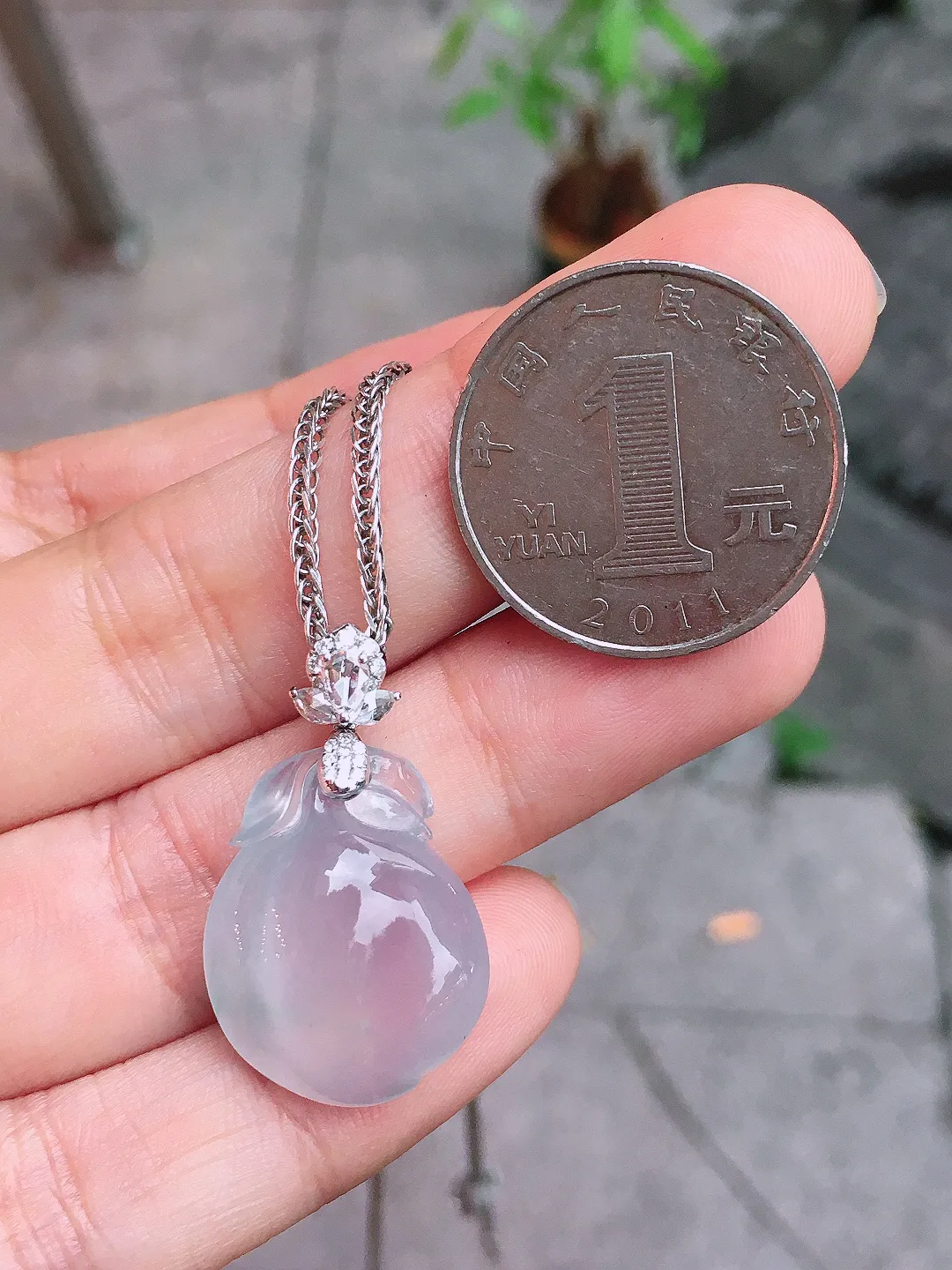 冰种桃子吊坠，玉质细腻，荧光感超
强，饱满水润，气质满满。18k
金豪华镶嵌