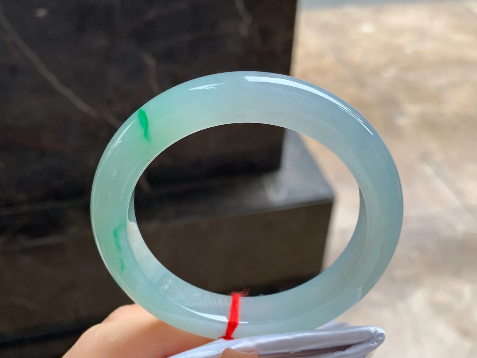 阳绿色手镯
尺寸：55.6-11.3-9.6mm
有种有色～上手好看