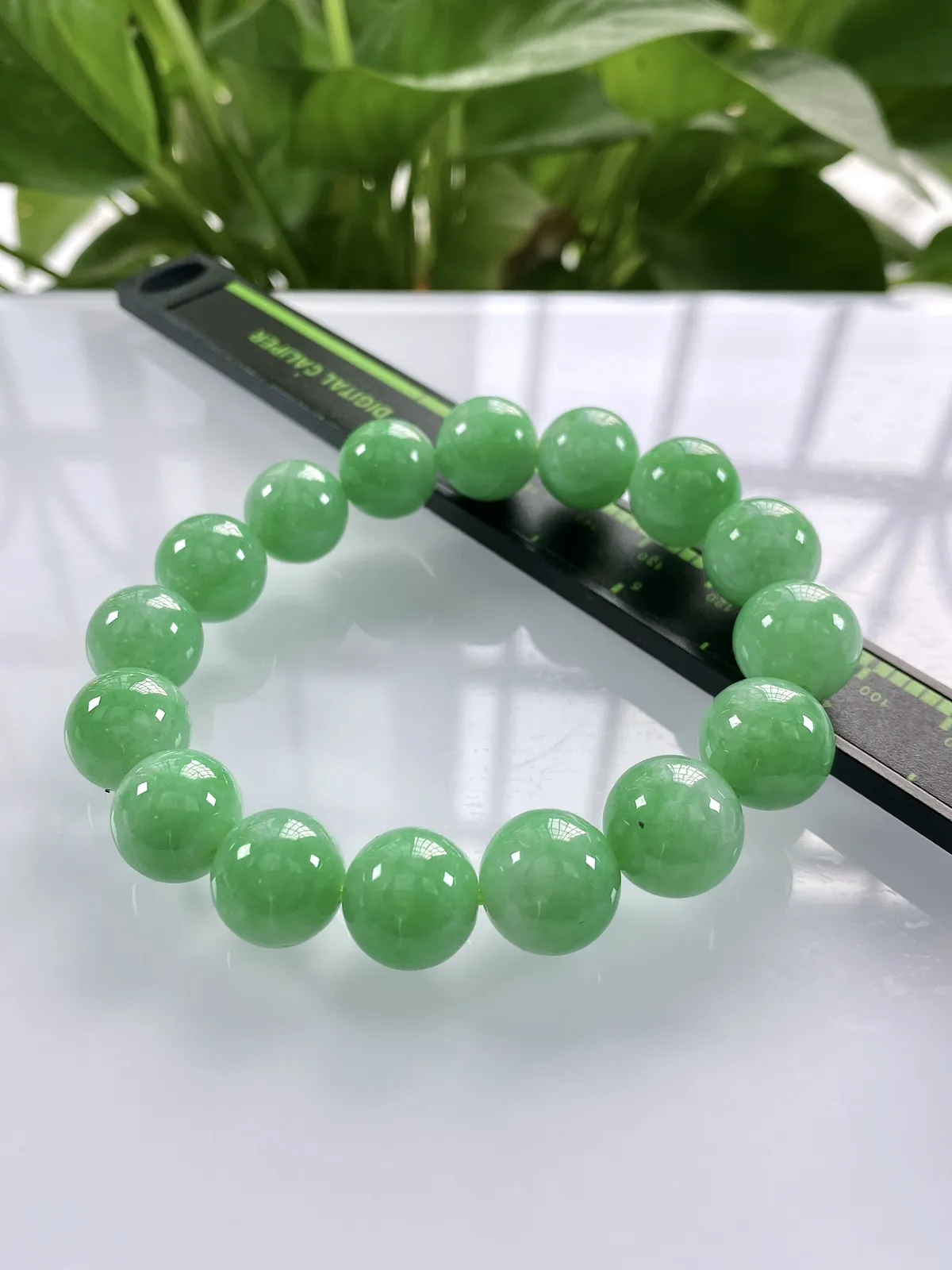 缅甸天然翡翠A货，卡13冰润满绿豆阳绿圆珠手串手链，尺寸：13mm/16颗，重量：56.92g