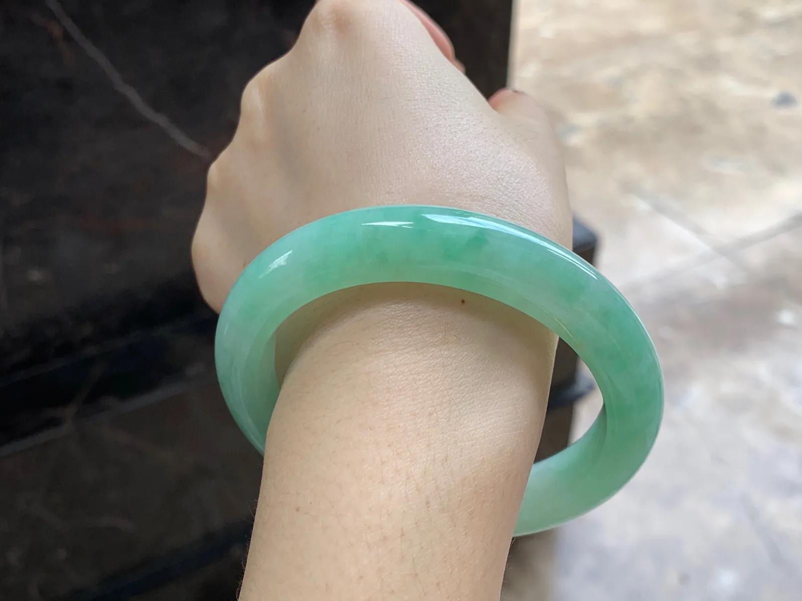 带色手镯
尺寸：58.7-12-9.9mm
底子细腻干净～有种有色 上手好看 性价比哦