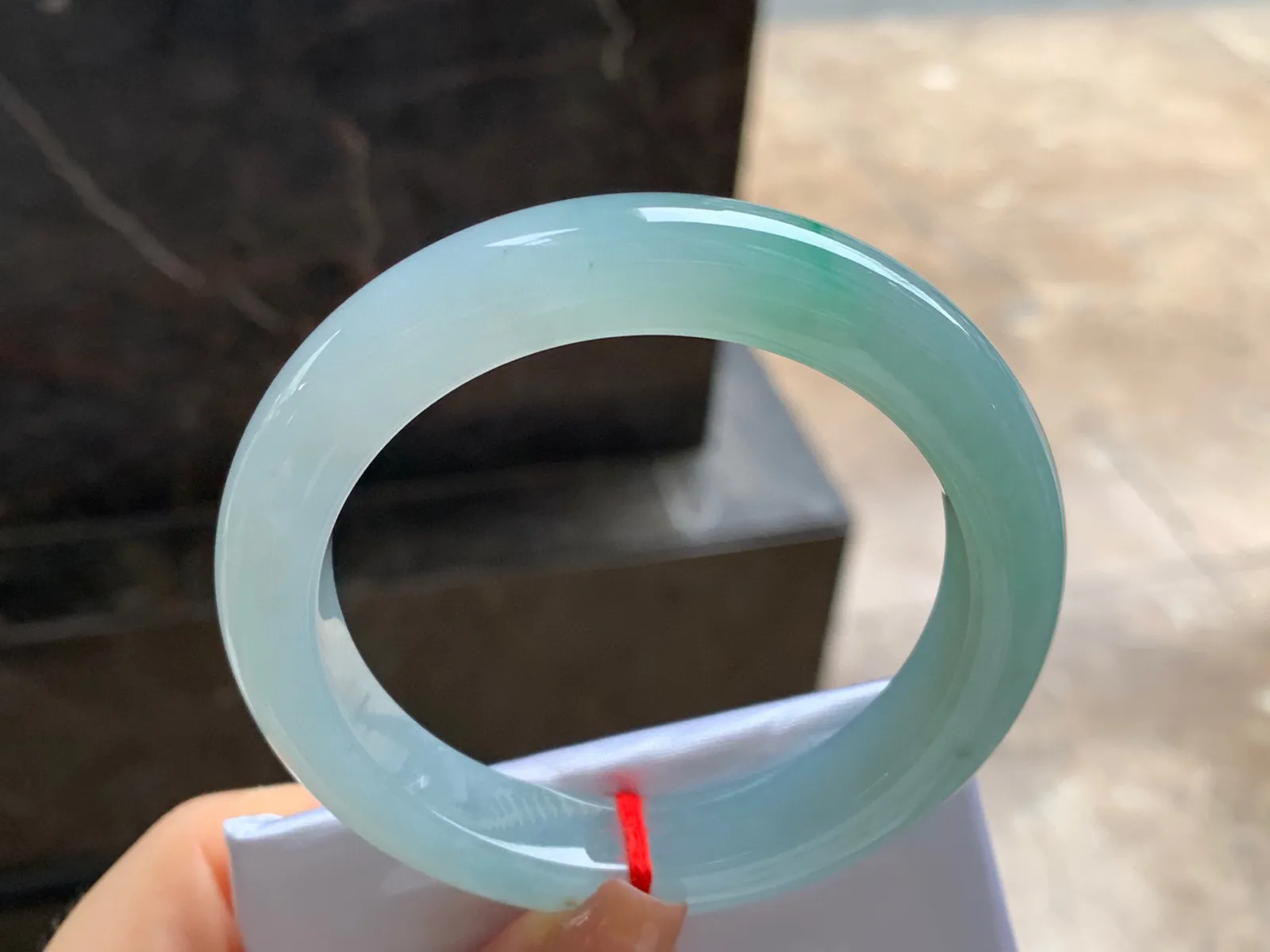 阳绿色手镯
尺寸：55.6-11.3-9.6mm
有种有色～上手好看