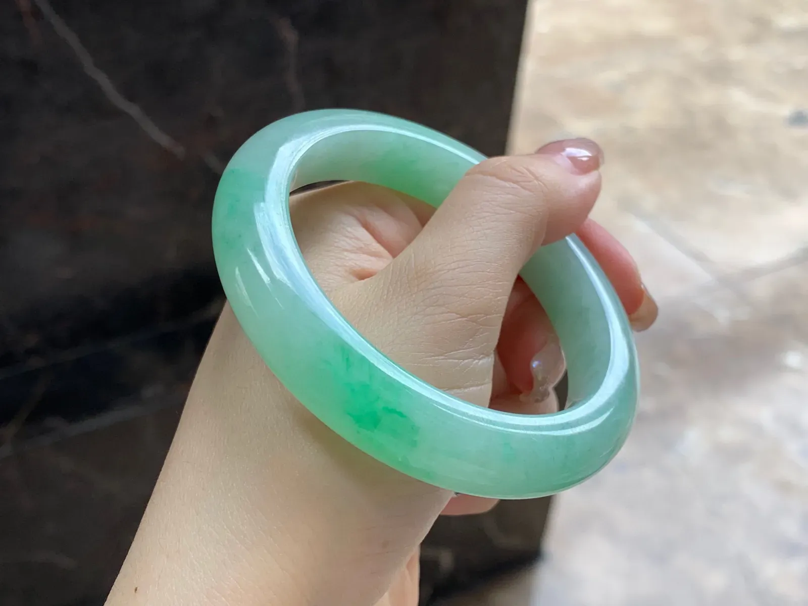 带色手镯
尺寸：56.6-12.2-10mm
肉质细腻干净～性价比高 上手漂亮