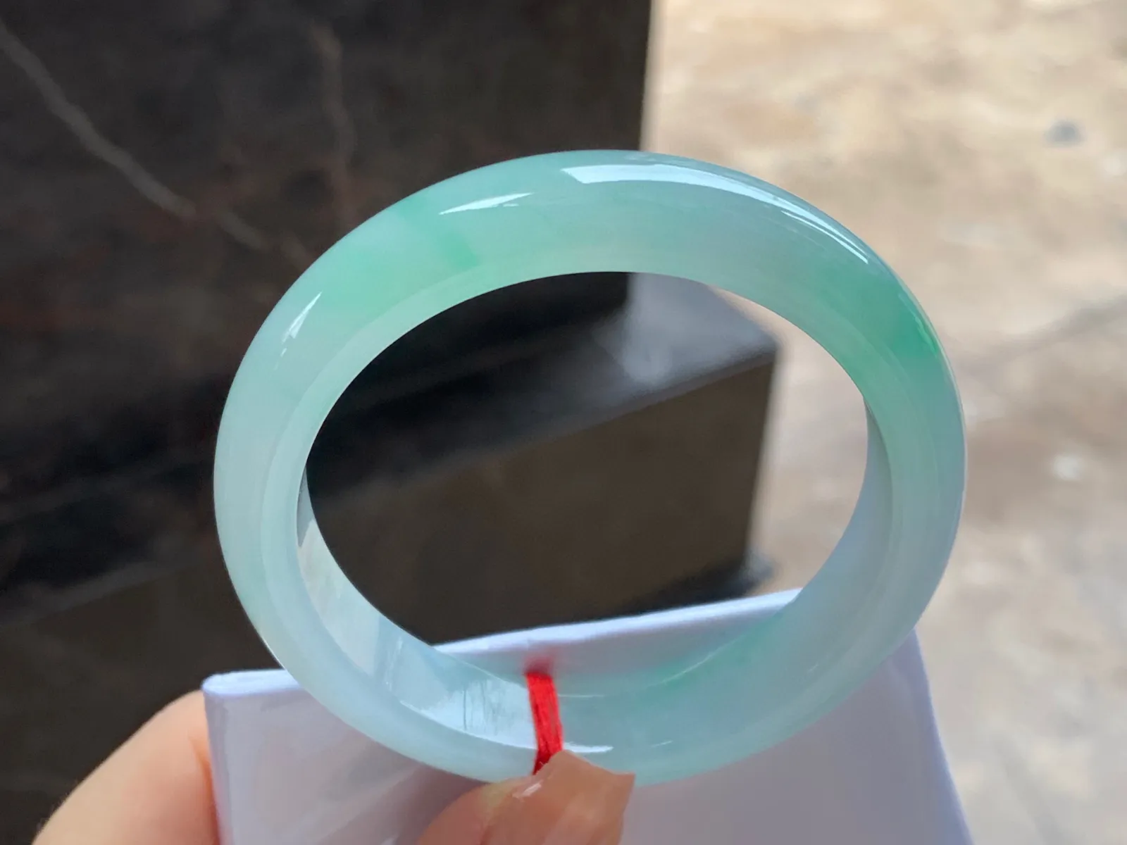冰飘绿手镯
尺寸：54-12.3-7.8mm
有种有色～甜甜的料子上手美丽 推荐哦
