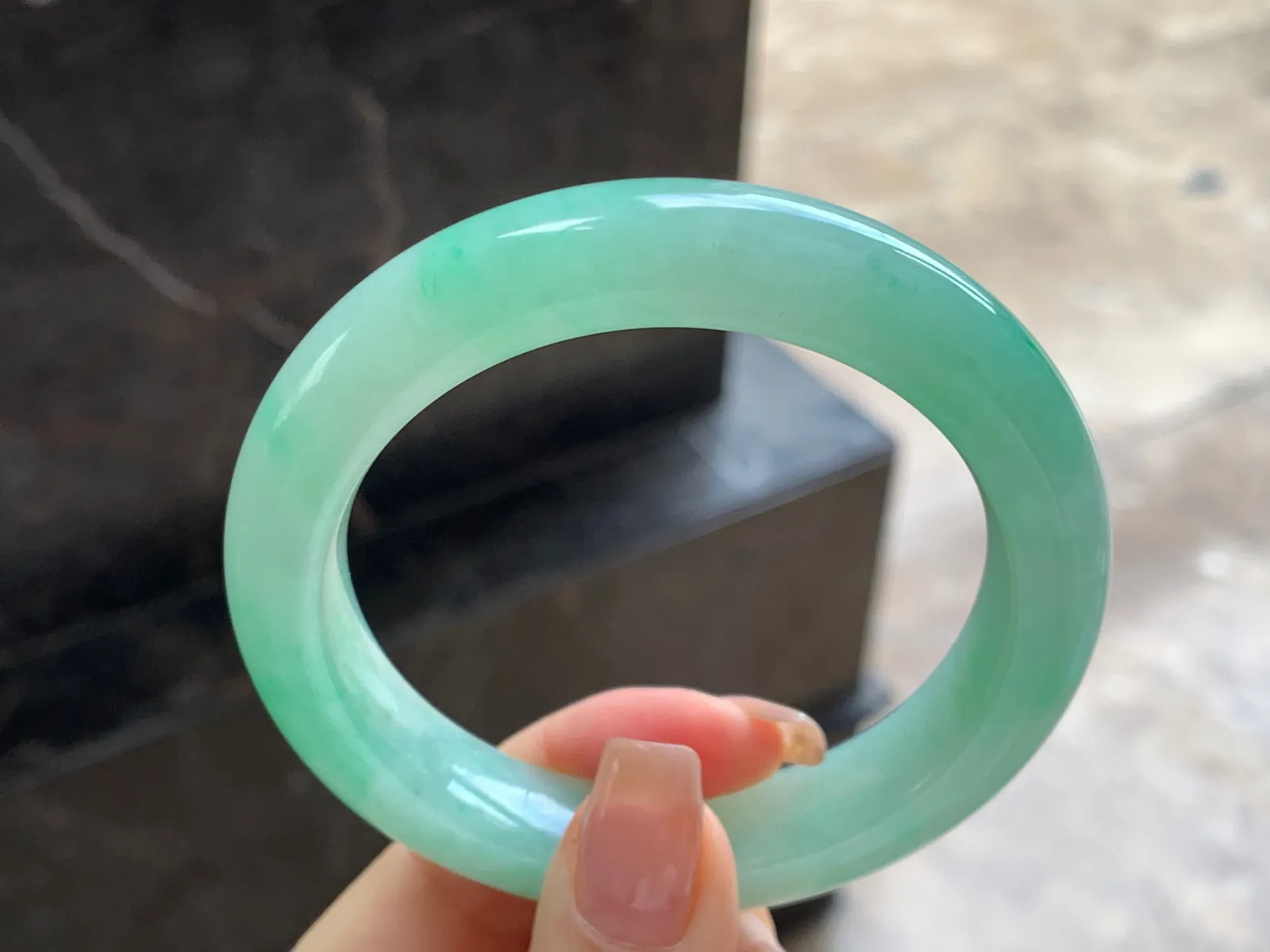 带色手镯
尺寸：56.6-12.2-10mm
肉质细腻干净～性价比高 上手漂亮