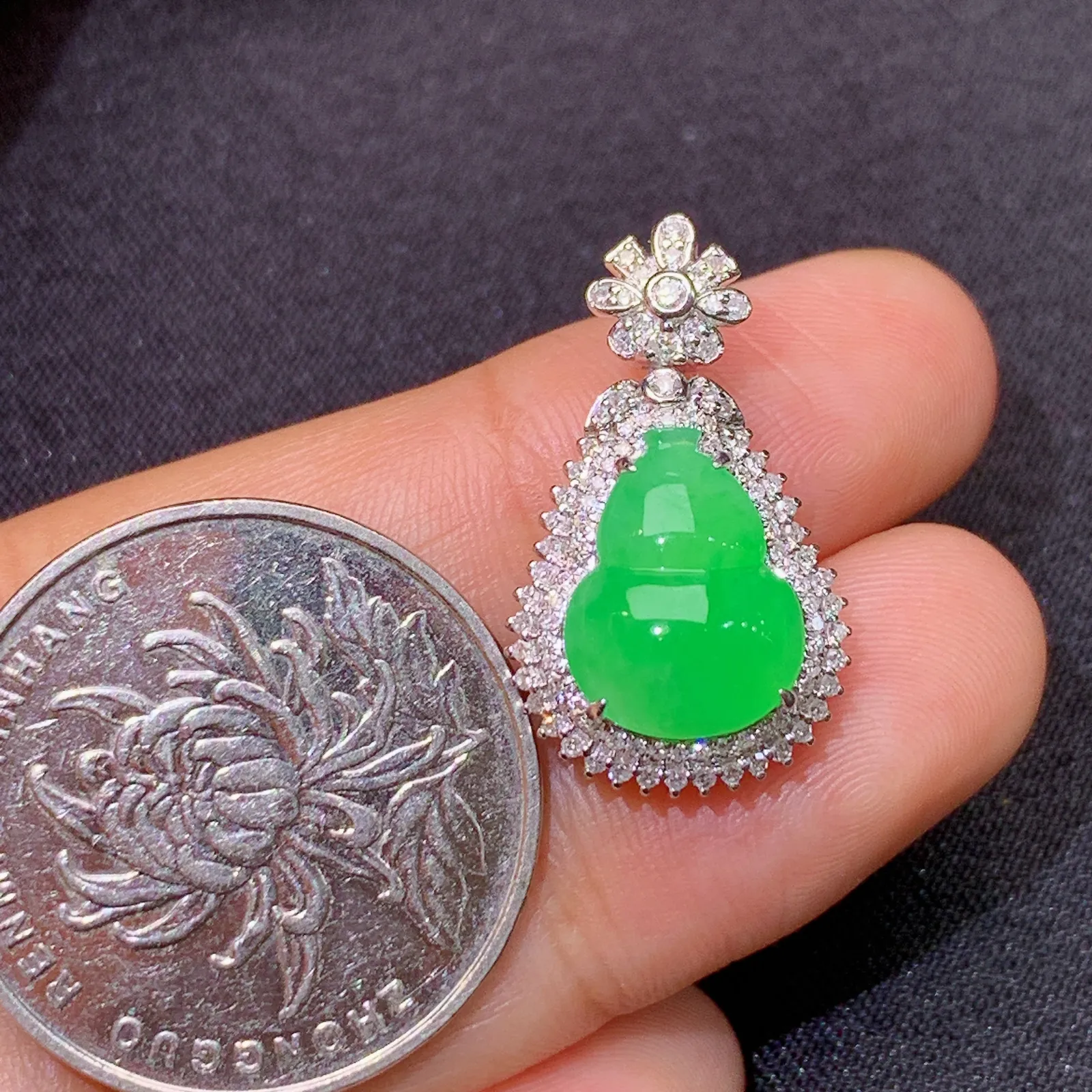 阳绿葫芦吊坠，18k金镶嵌，色泽鲜阳，冰润细腻，种水足 尺寸23.5*13.8*8.9