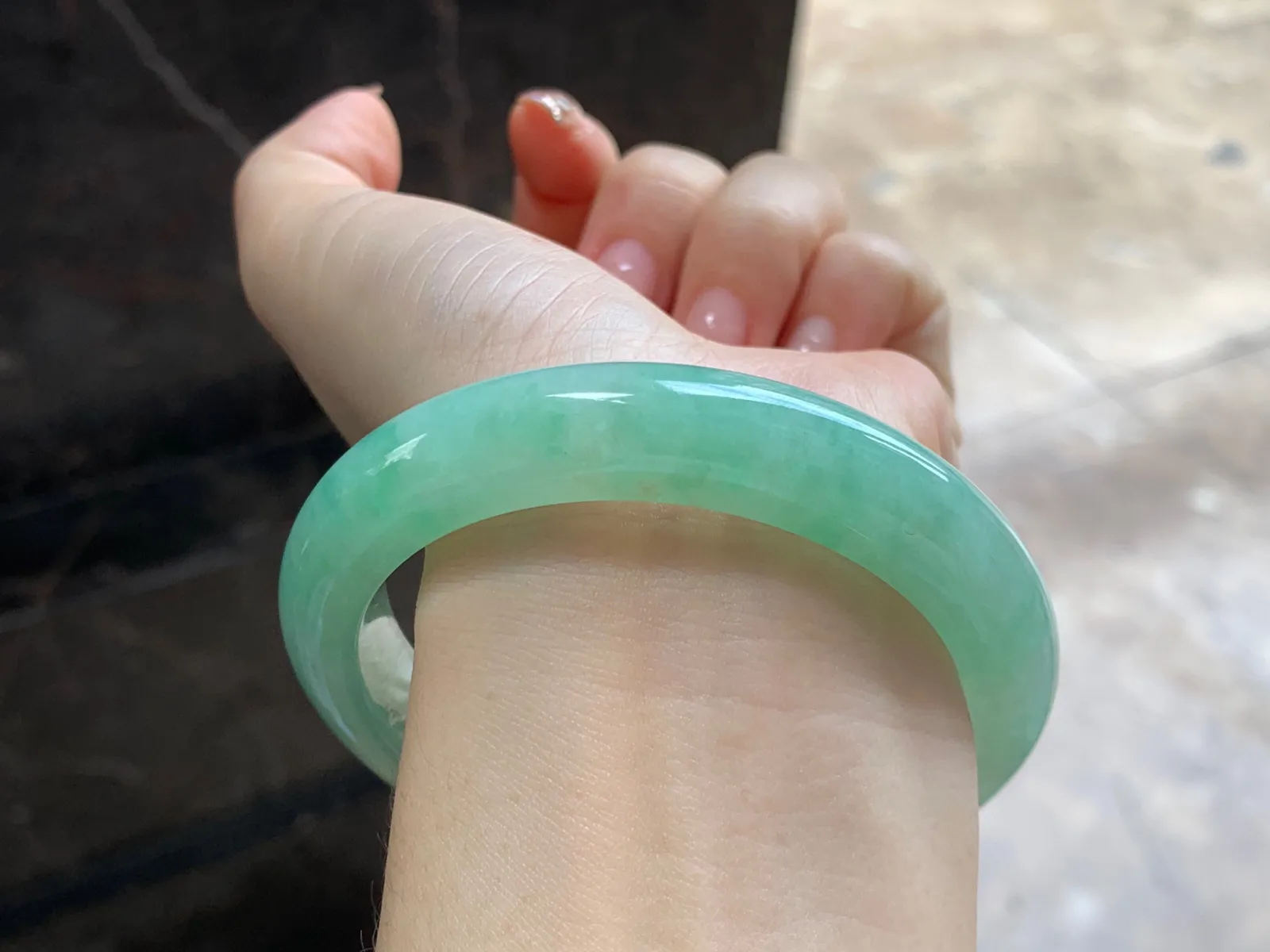 带色手镯
尺寸：58.7-12-9.9mm
底子细腻干净～有种有色 上手好看 性价比哦