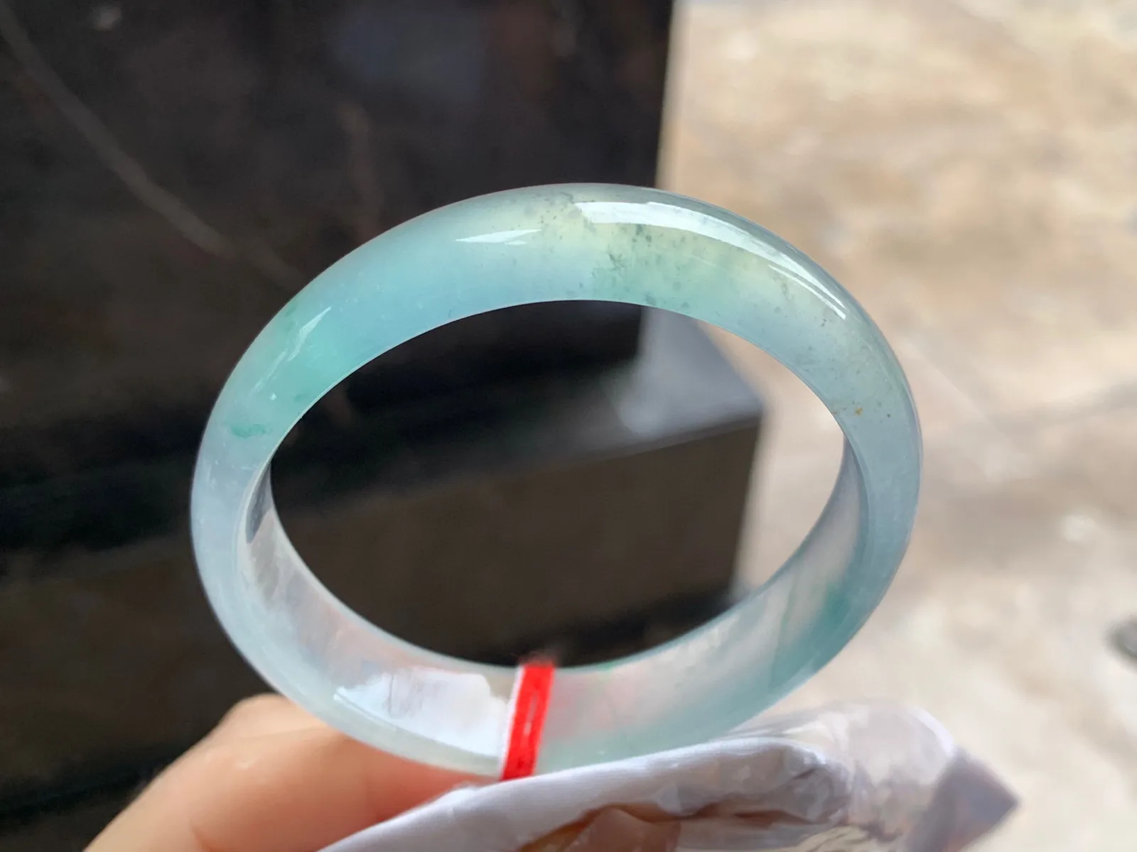 高冰种飘花贵妃镯
尺寸：56.3-13.4-6.3mm
整圈冰透起荧光～正圈53 54 55可以戴贵妃镯，推荐