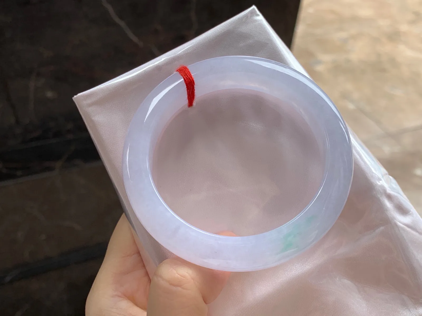 冰种淡春彩手镯
尺寸：56.5-12-9.4mm
种水好 很漂亮的料子