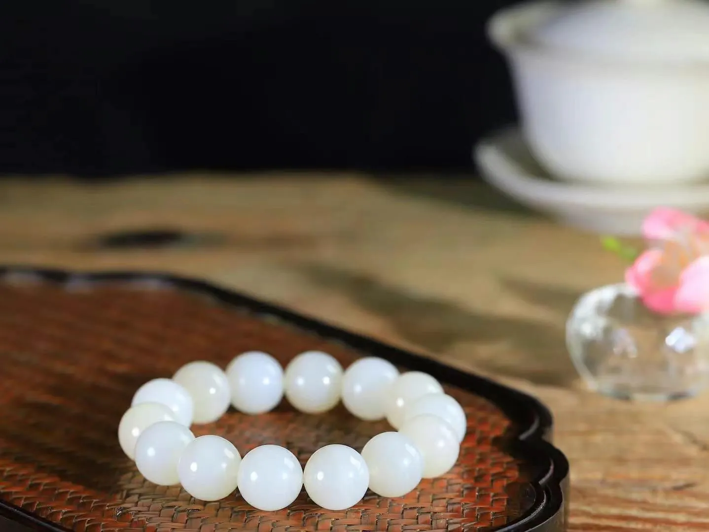 【腕间风华.手串】

货头精选 和田玉白玉手串，天然纯净，玉质细腻，圆润如珠，佩戴于腕间，尽显高贵气