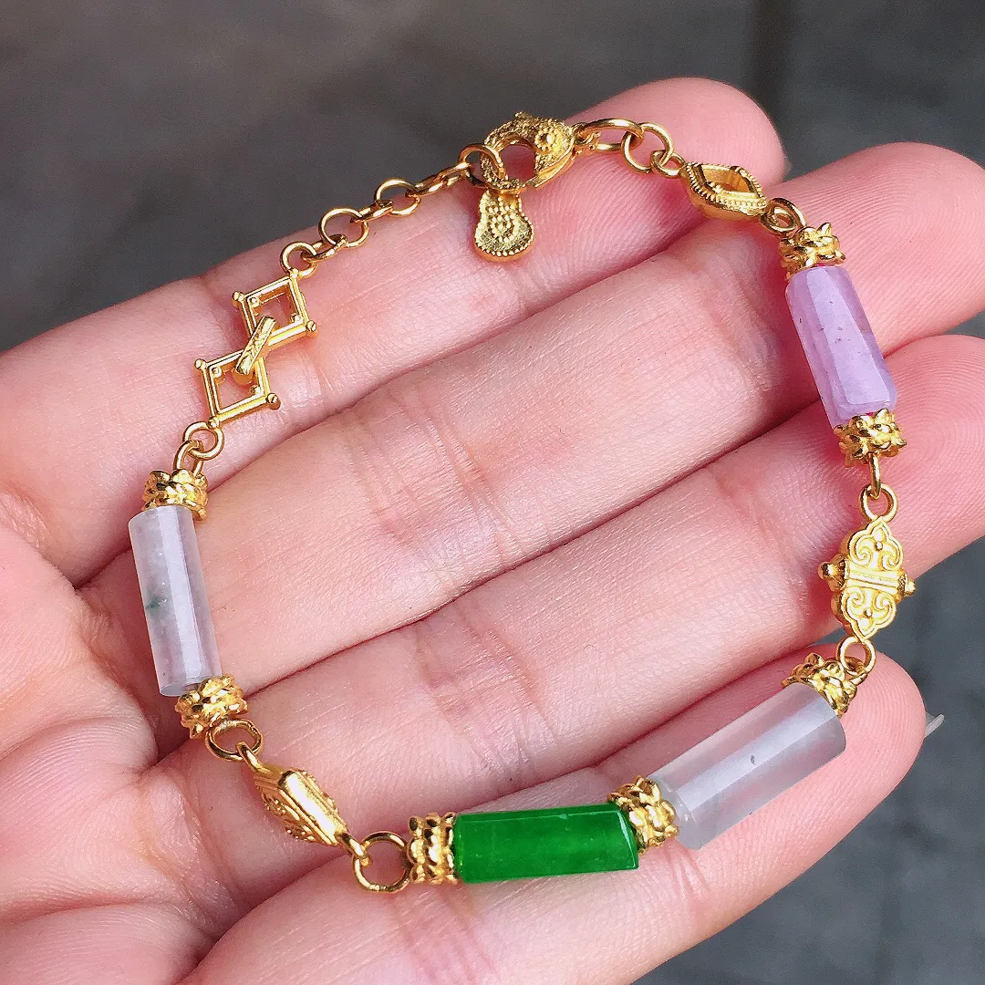 三彩特色手链，色泽均匀艳丽，玉质细腻，荧光感超
强，饱满水润，气质满满。18k
金豪华镶嵌