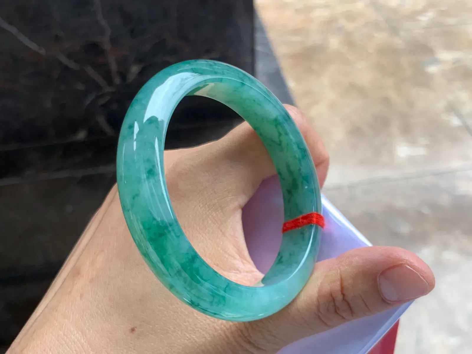 56-10mm
冰种橄榄绿圆条手镯 冰透起光 起胶的料子 颜色独特漂亮