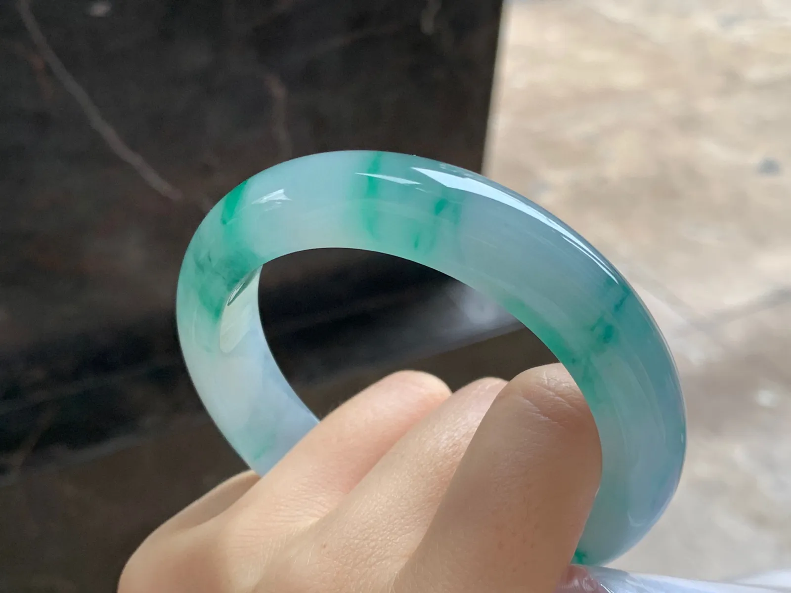 冰飘绿手镯
尺寸：58.5-13.2-9.2mm
有种有色～版型优秀 实物好看