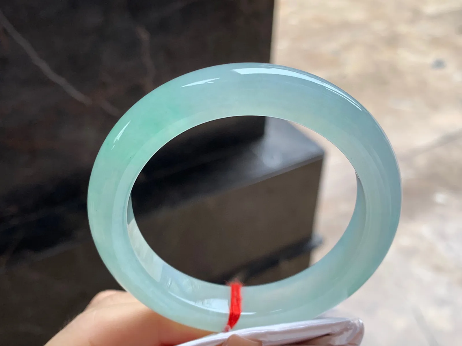 冰晴绿手镯
尺寸：55.6-12-9.5mm
种水好 条形厚实 甜甜的底色 气质