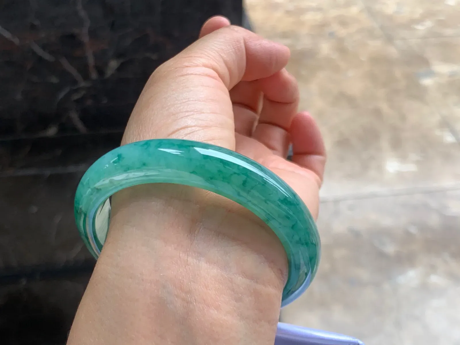 56-10mm
冰种橄榄绿圆条手镯 冰透起光 起胶的料子 颜色独特漂亮